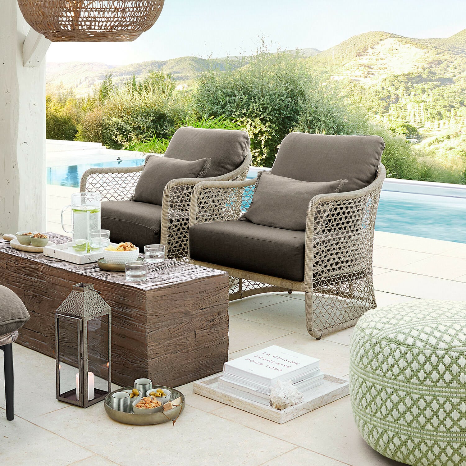 Sillón Langforda Conjunto de muebles de exterior de ratán beige con cojines grises junto a la piscina, moderno y cómodo