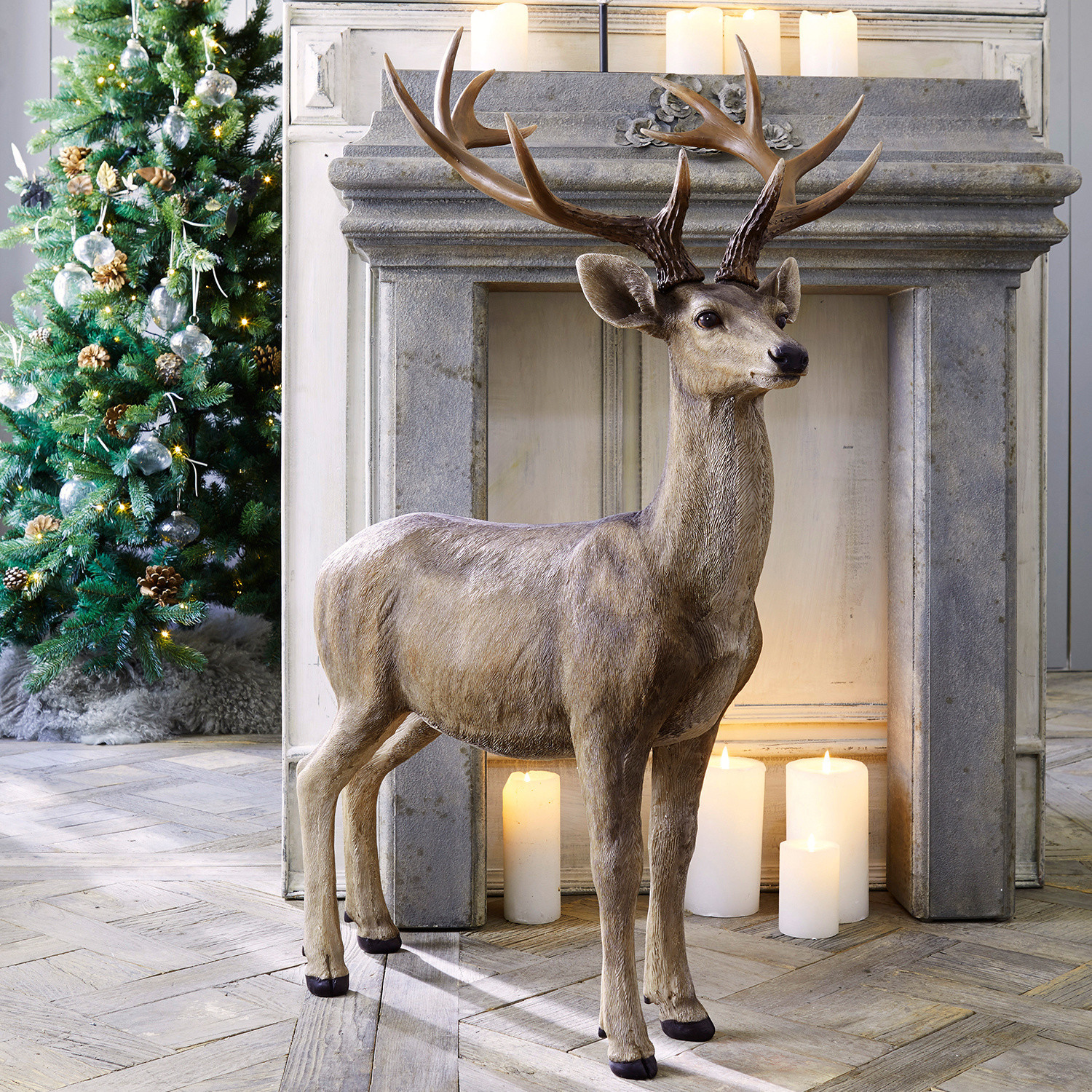 Ciervo Storm Figura decorativa de ciervo de resina marrón natural junto a chimenea con velas encendidas