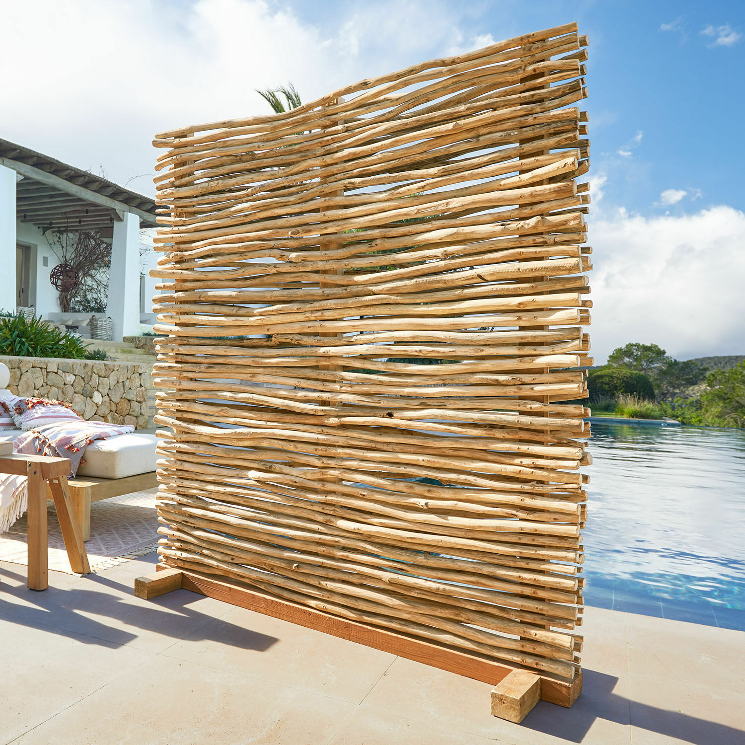 Biombo de jardín de madera natural clara, ideal para decorar terraza y jardín con estilo natural