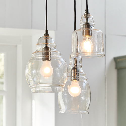 Conjunto de tres lámparas colgantes de vidrio transparente con casquillos metálicos, iluminación moderna