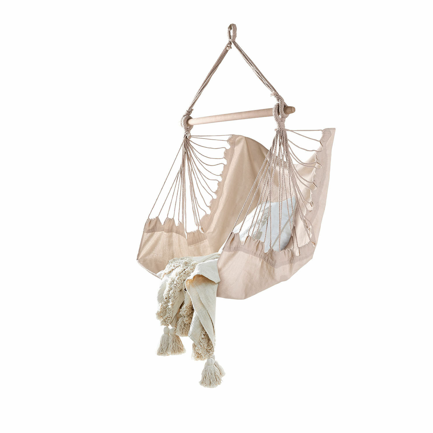 Silla colgante beige de algodón con barra de madera y manta decorativa para relajación en casa