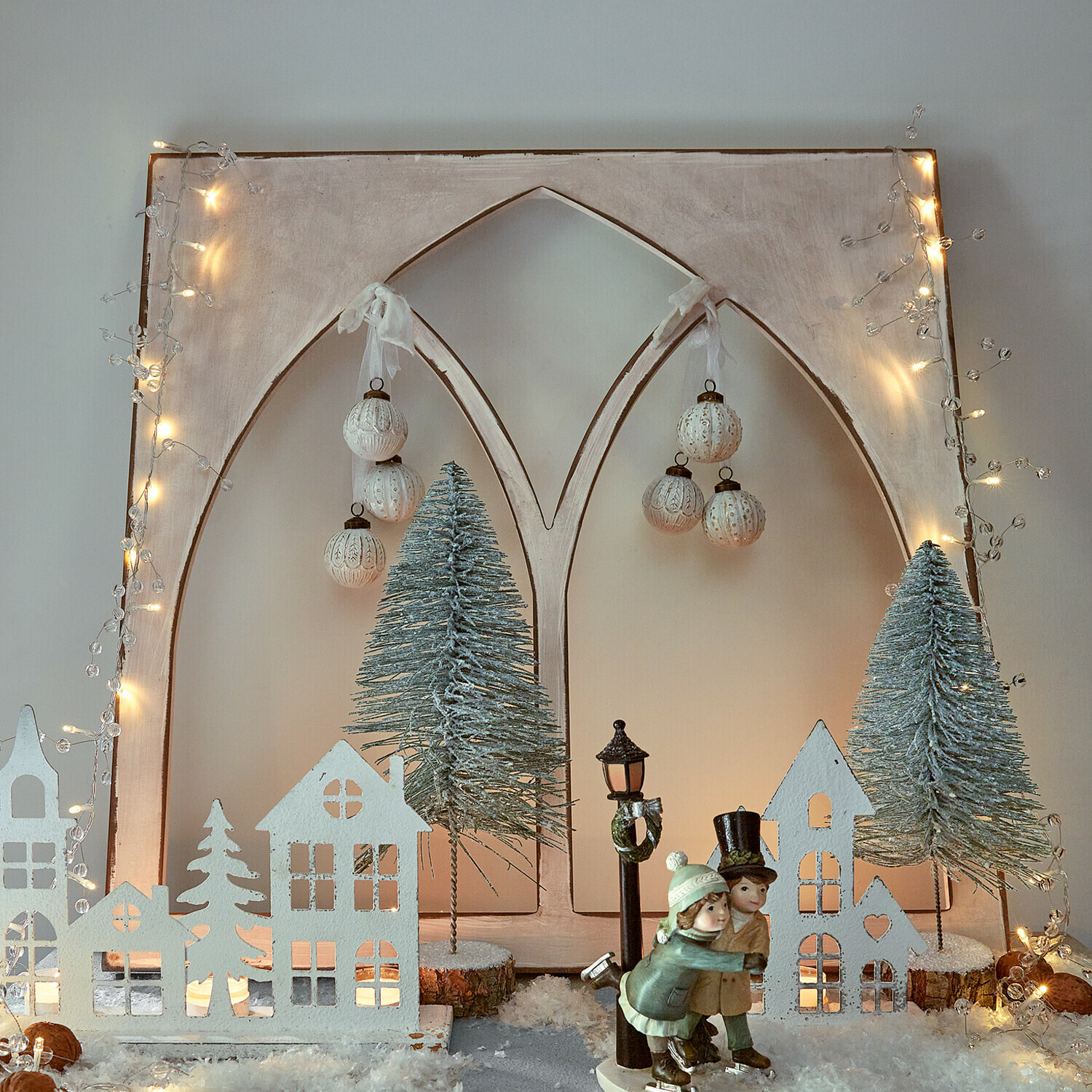 Ventana decorativa Kiraline Decoración navideña con casas blancas, árboles verdes y figuras de patinadores sobre hielo
