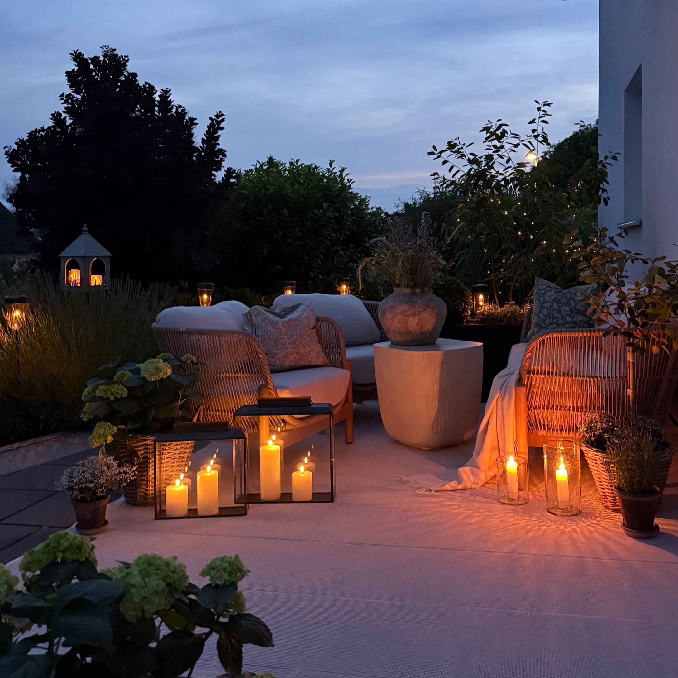 Noches de verano bajo una luz cálida