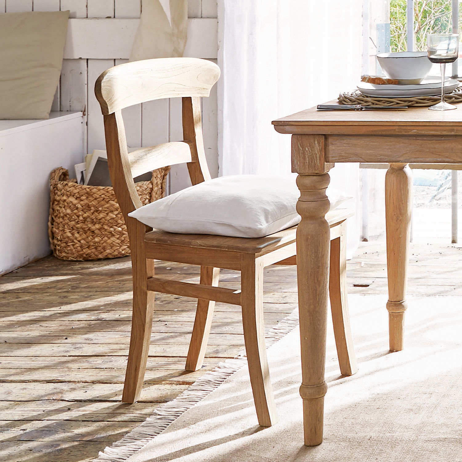 Silla Masters Silla de madera color natural con cojín blanco en interior rústico y luminoso