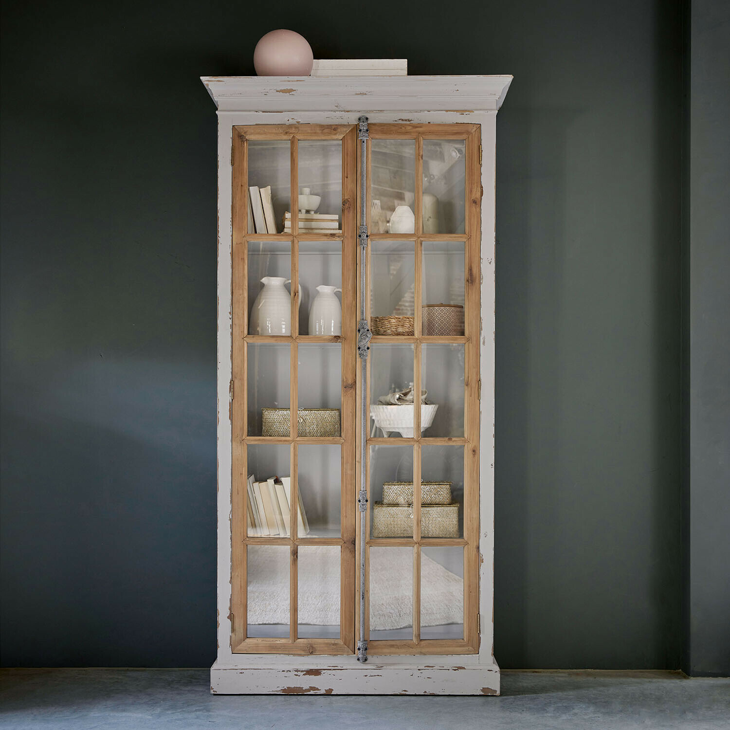 Armario Philippe Vitrina de madera con marco blanco envejecido y puertas de cristal, decoraciones y libros en su interior