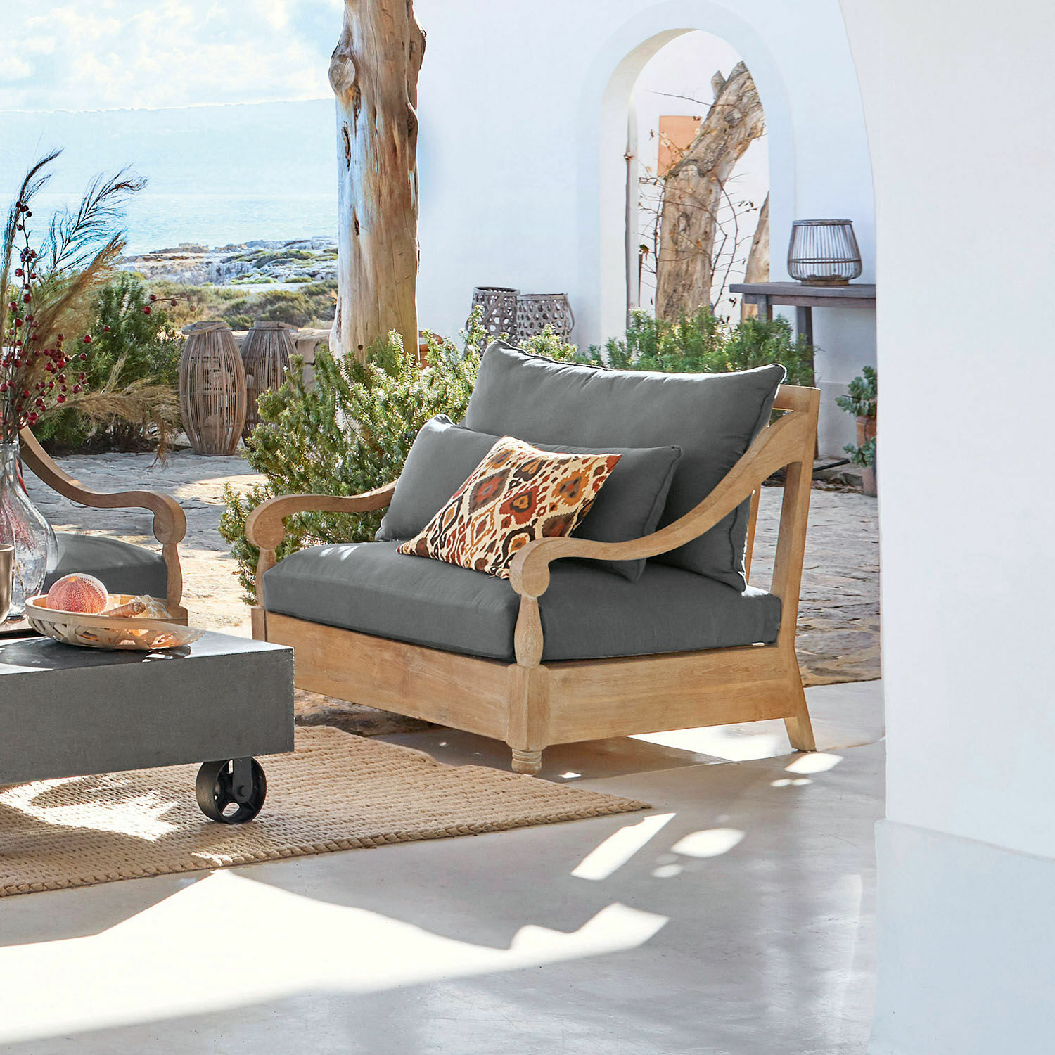 Sillón Montcassin Sofá de jardín de madera con cojines grises y cojín decorativo en tonos cálidos