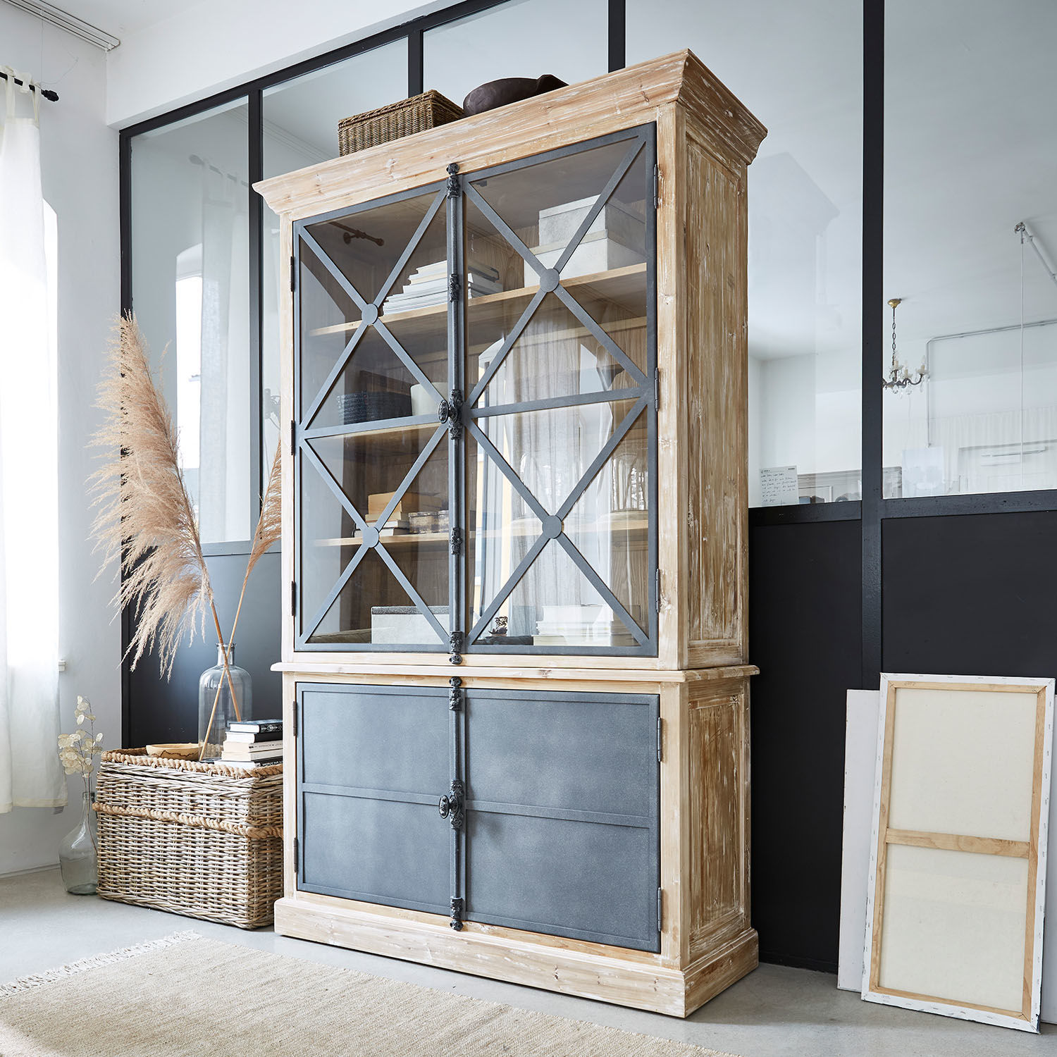 Armario Kingswin Gran vitrina de madera con puertas metálicas grises, estilo industrial para salón moderno