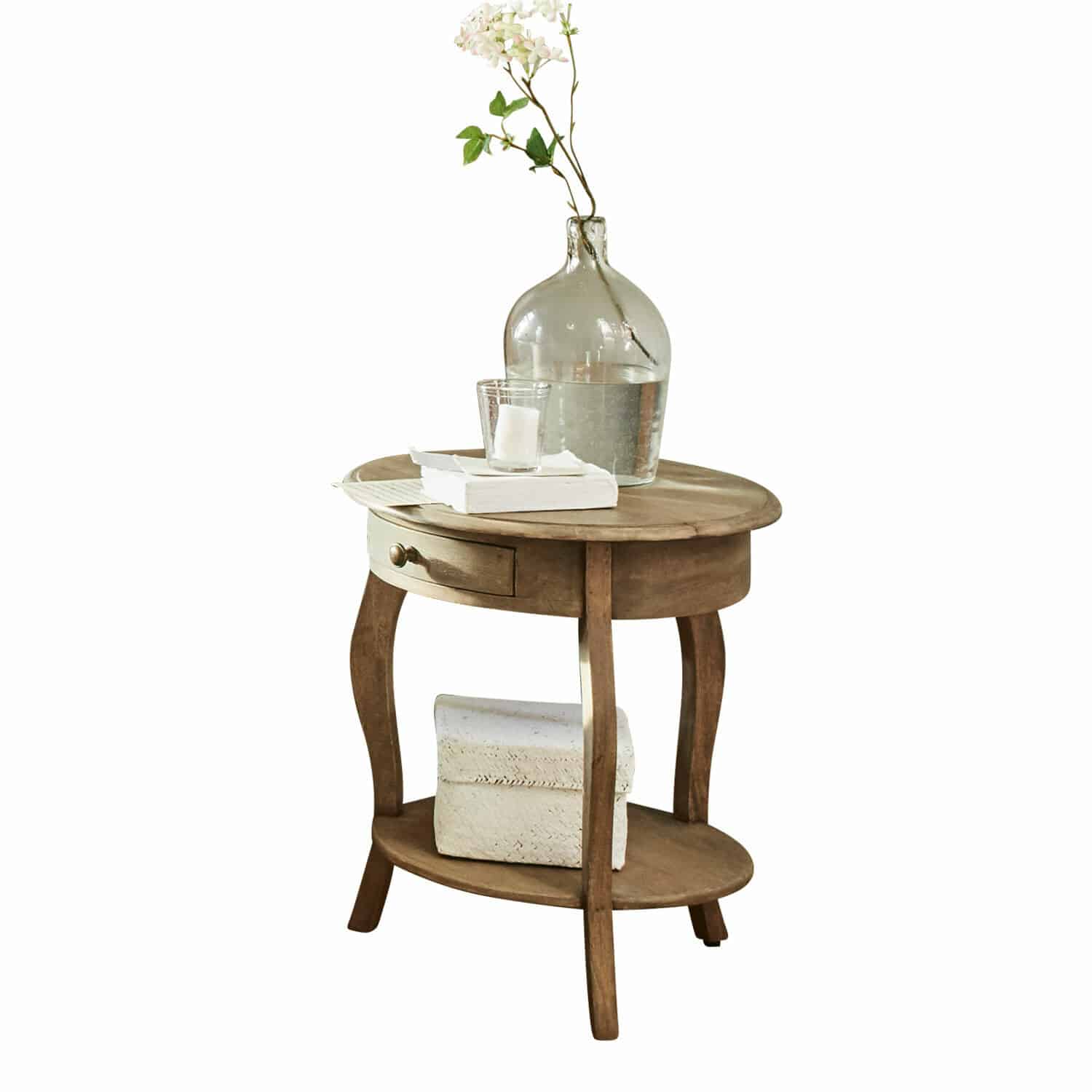 Mesa auxiliar Jace Mesa redonda de madera con cajón y estante, decorada con jarrón transparente y libros blancos