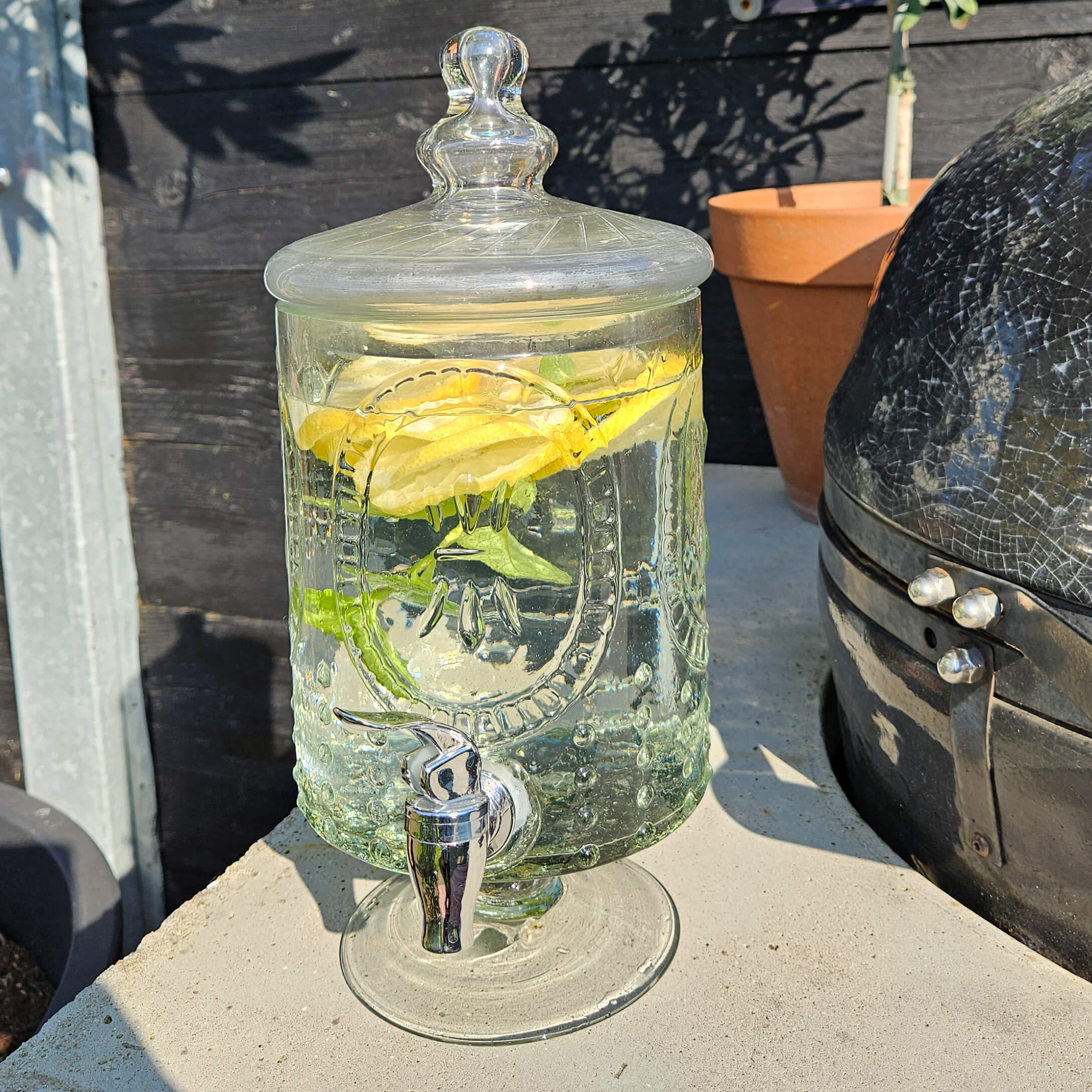 Dispensador de bebidas de vidrio con tapa, con agua, limón y menta, ideal para fiestas de verano