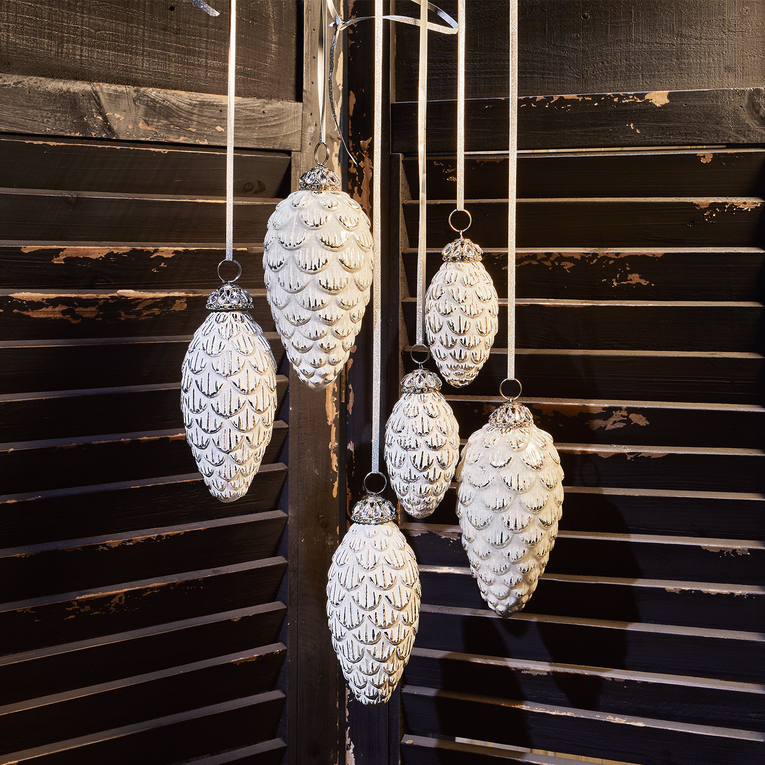 Set de 6 adornos navideños Éva Conjunto de adornos de piñas blancas de metal colgantes para decoración navideña interior