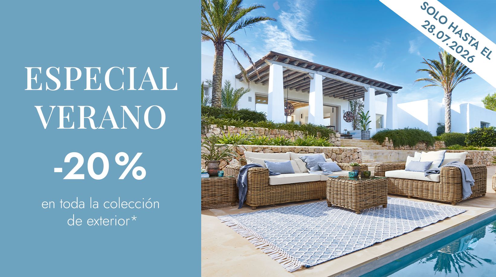 Conjunto de muebles de exterior de ratán beige junto a piscina frente a casa blanca con palmeras