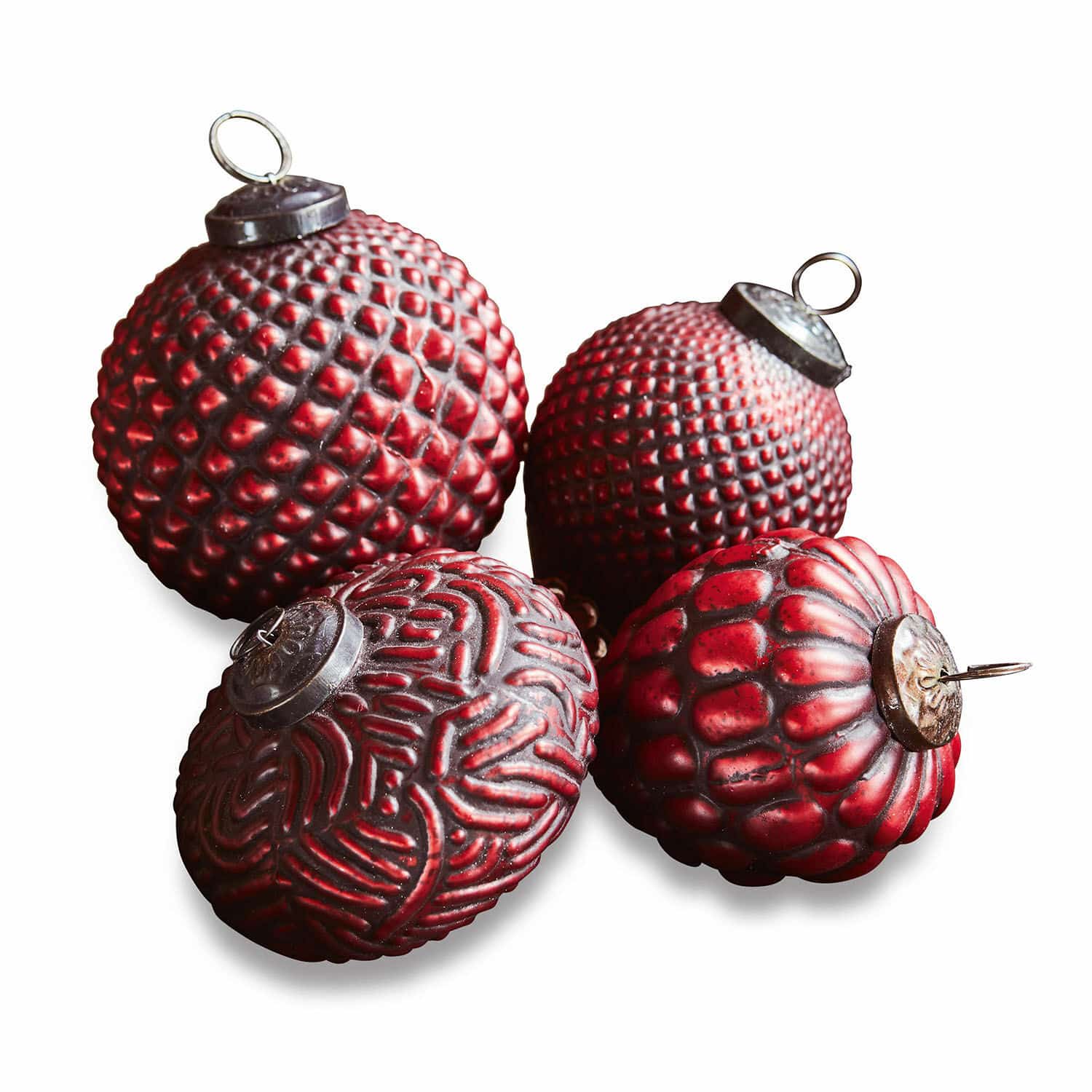 Set de 4 adornos navideños Meyen Cuatro bolas de Navidad rojas con texturas variadas y ganchos metálicos para decoración festiva