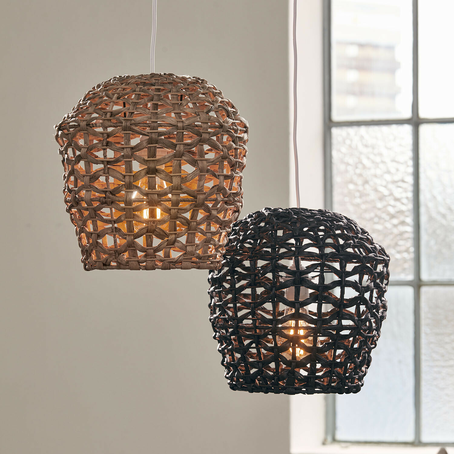 Set de 2 pantallas de lámpara Orsenda Dos lámparas colgantes de ratán trenzado en colores natural y negro, iluminación decorativa para interiores