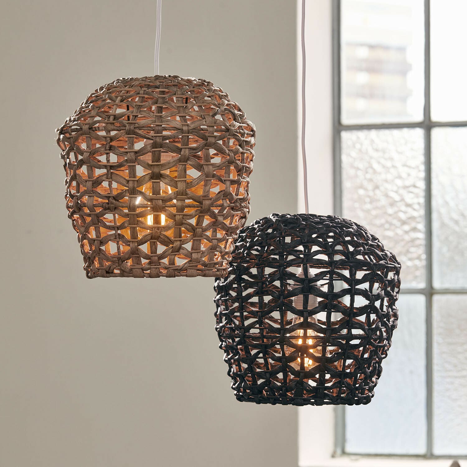 Set de 2 pantallas de lámpara Orsenda Dos lámparas colgantes de ratán trenzado en colores natural y negro, iluminación decorativa para interiores