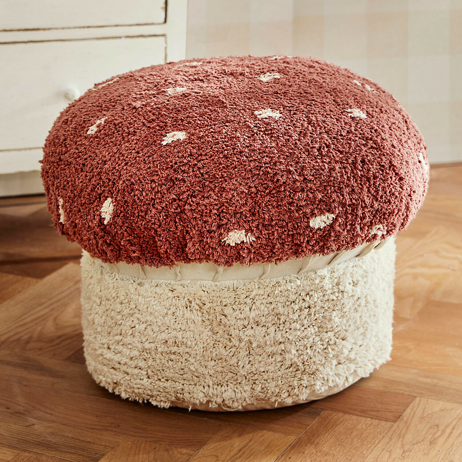 Taburete Norilie Puf con forma de hongo de material suave en rojo y crema, mueble decorativo para salón acogedor
