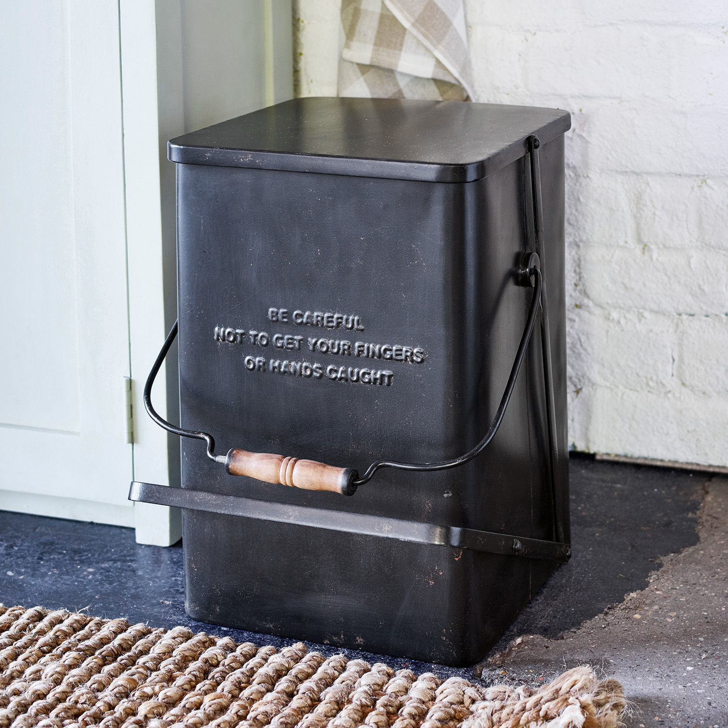 Papelera Connoly Contenedor metálico negro con asa de madera y advertencia grabada, almacenamiento práctico para el hogar