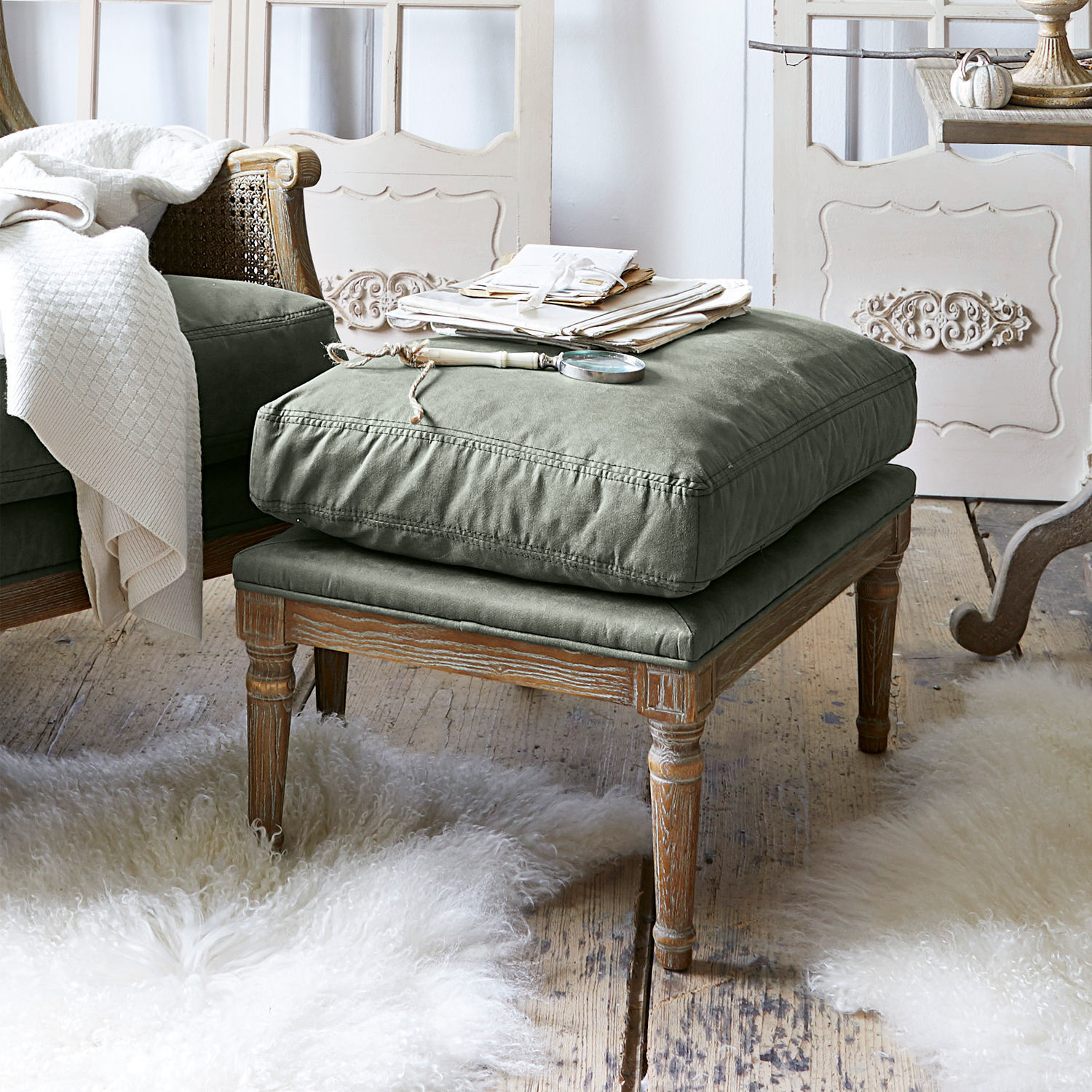 Taburete Greenbrier Reposapiés con estructura de madera y cojín verde de tela en interior acogedor de estilo vintage