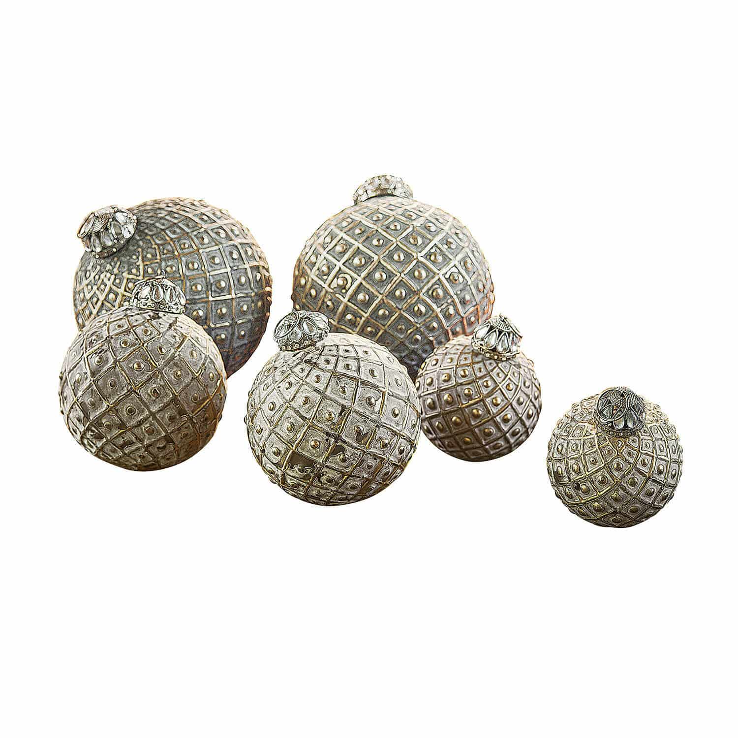 Set de 6 adornos navideños Lucero Conjunto de seis bolas decorativas de metal gris con patrón geométrico y adornos en la parte superior