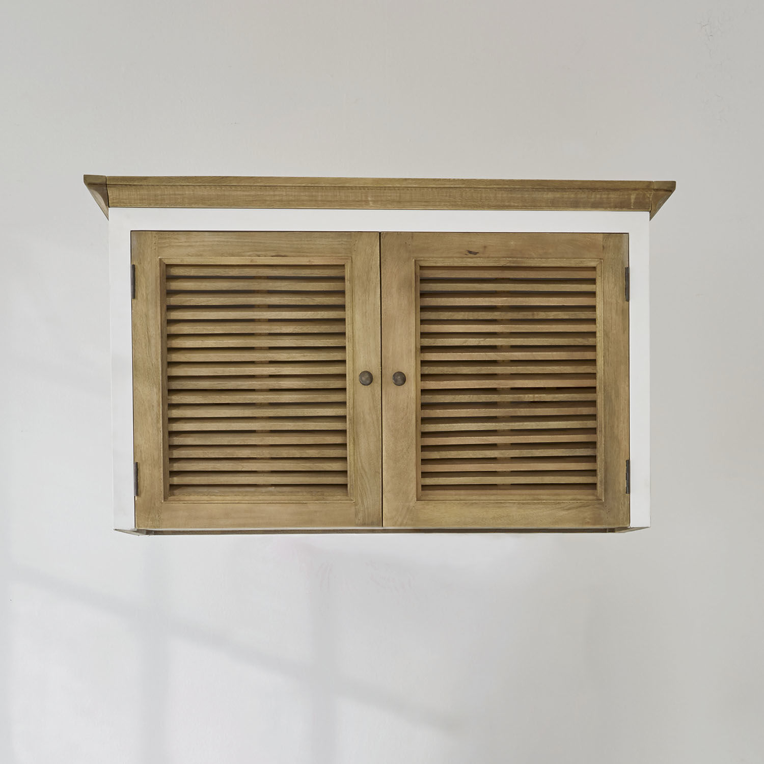 Ampliación del armario Comtois Armario de pared de madera natural con marco blanco y puertas de persiana para almacenamiento