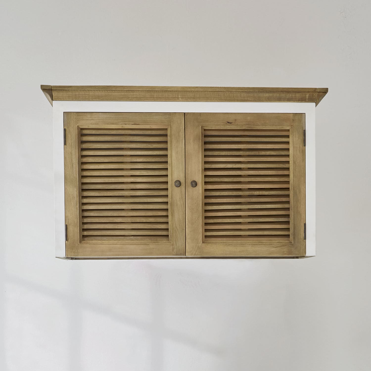 Ampliación del armario Comtois Armario de pared de madera natural con marco blanco y puertas de persiana para almacenamiento