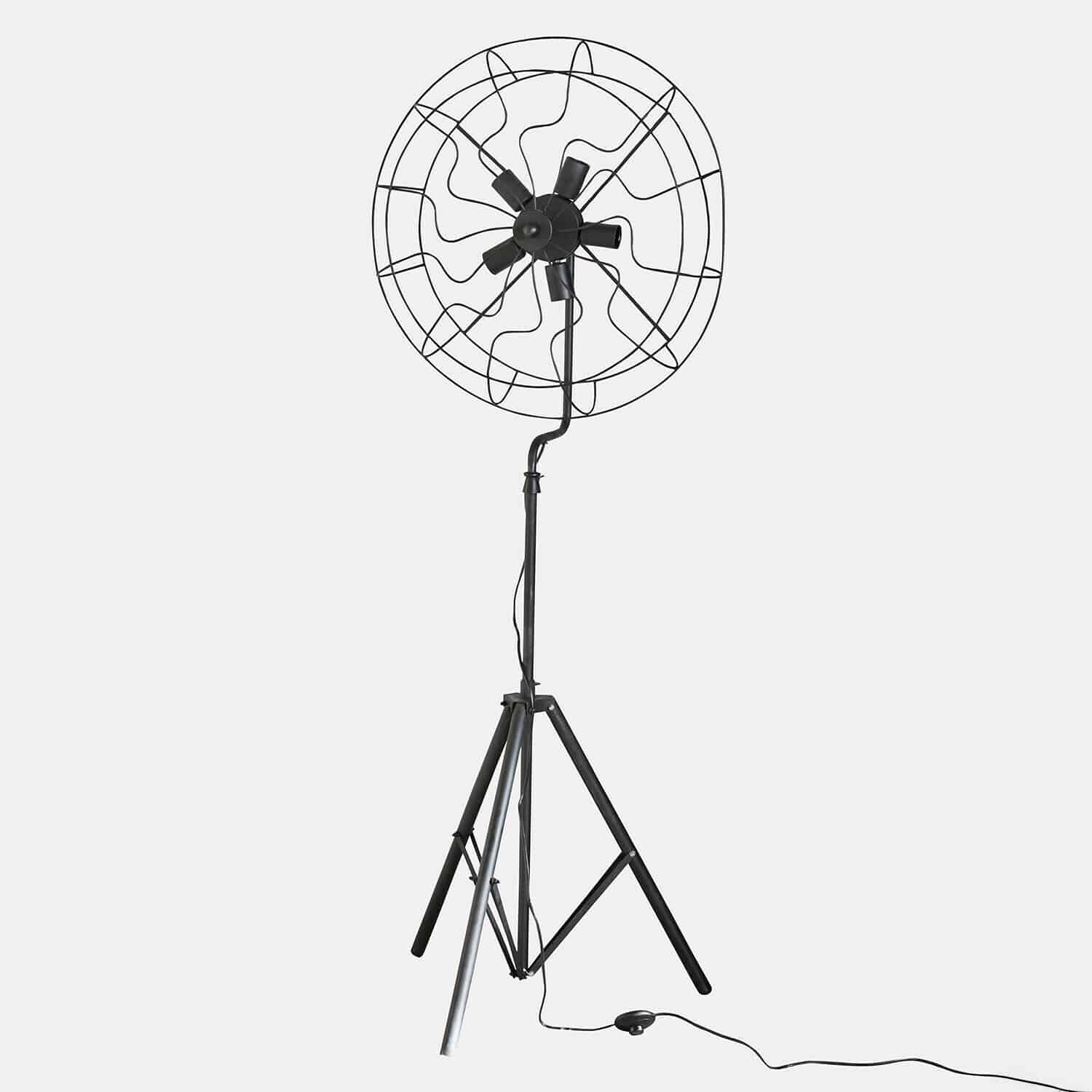 Ventilador de pie negro con rejilla metálica y control de velocidad, diseño moderno e industrial