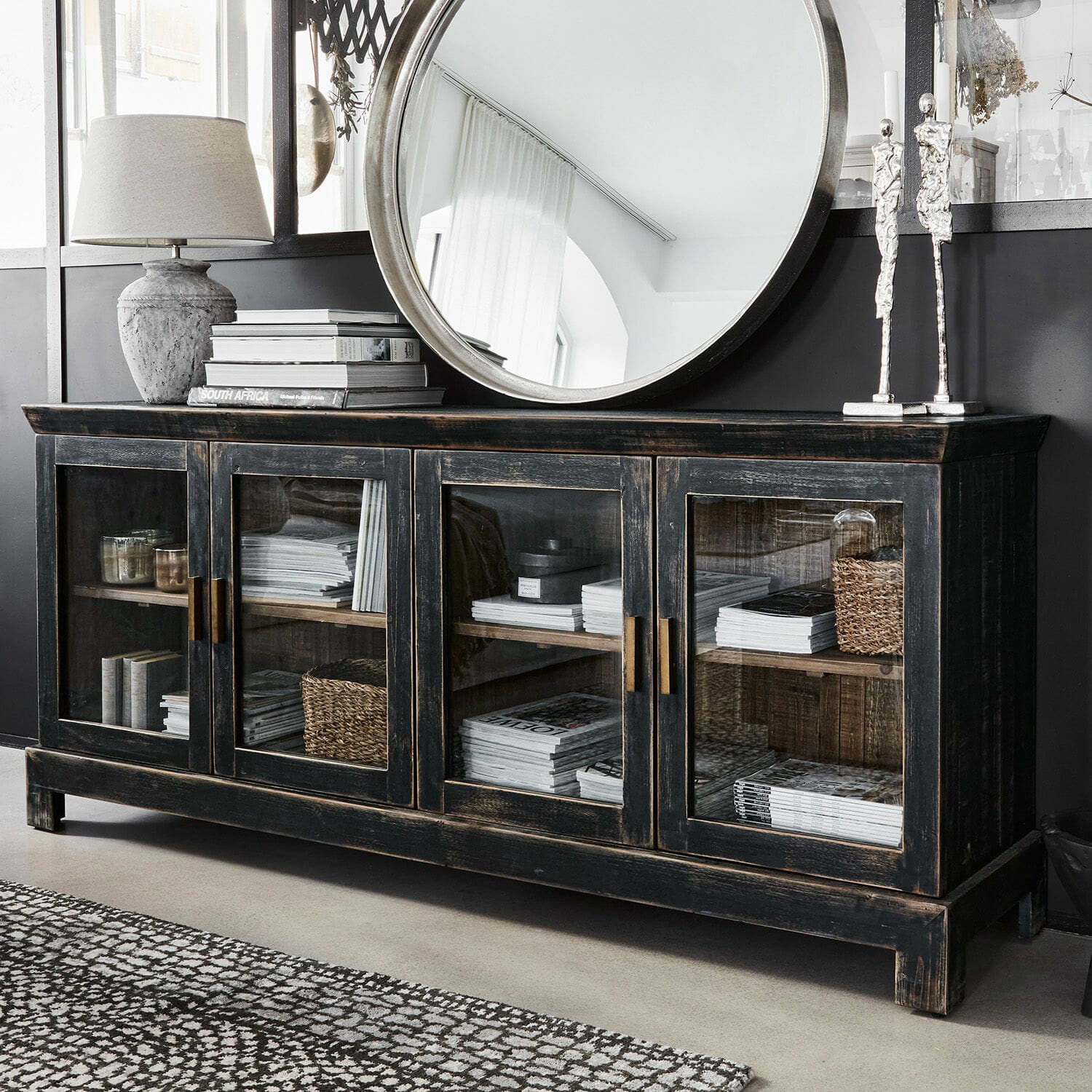 Cómoda Nivelles Aparador de madera negra con puertas de cristal y tiradores de latón en estilo vintage