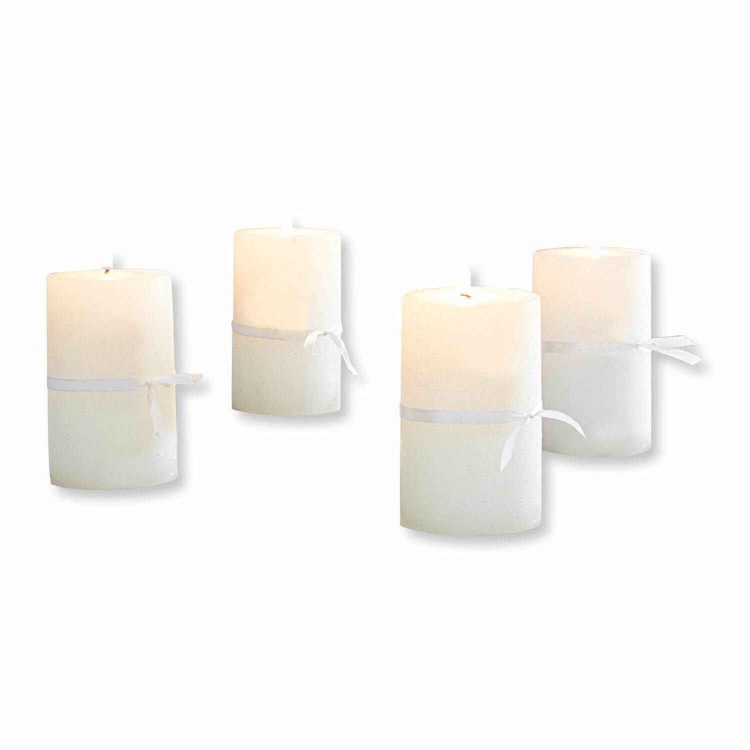 Set de 4 velas Braga Conjunto de cuatro velas blancas decorativas con lazo, ideales para decoración de interiores.