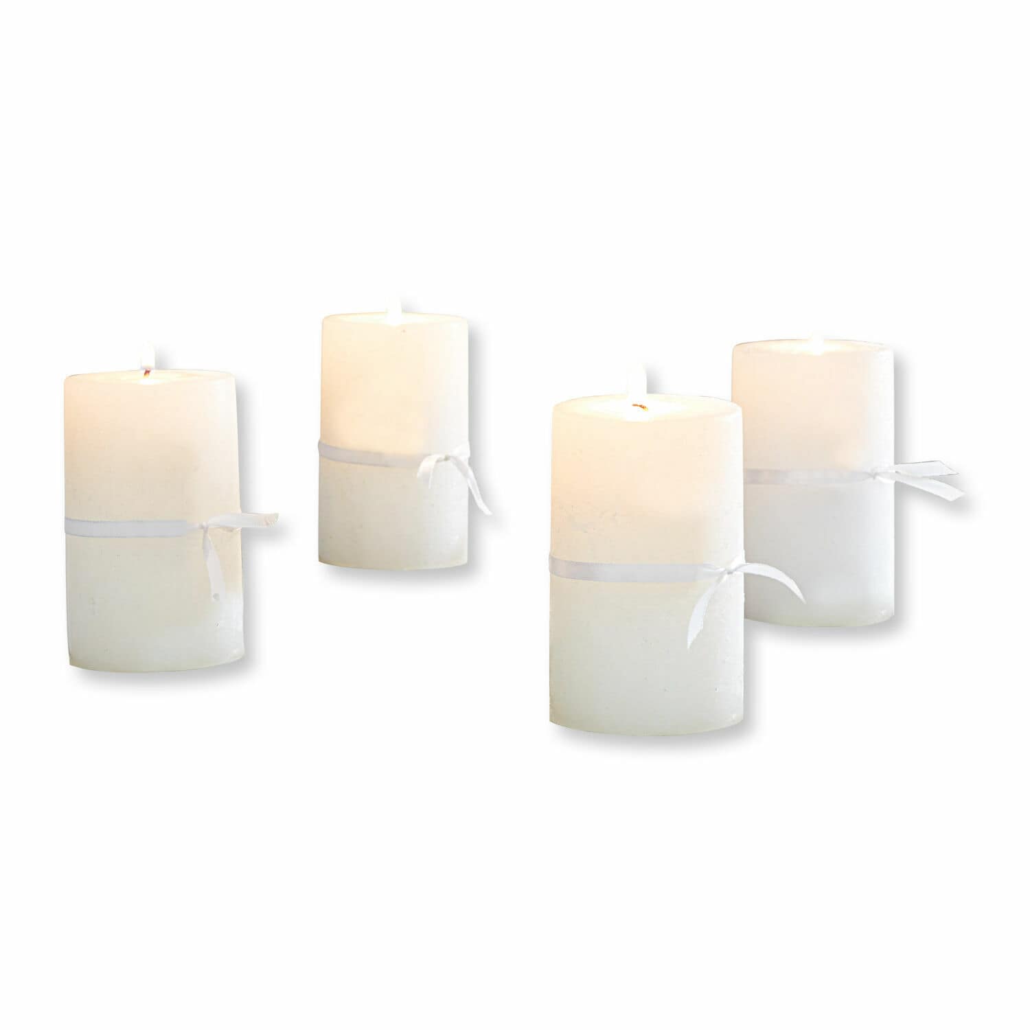 Set de 4 velas Braga Conjunto de cuatro velas blancas decorativas con lazo, ideales para decoración de interiores.