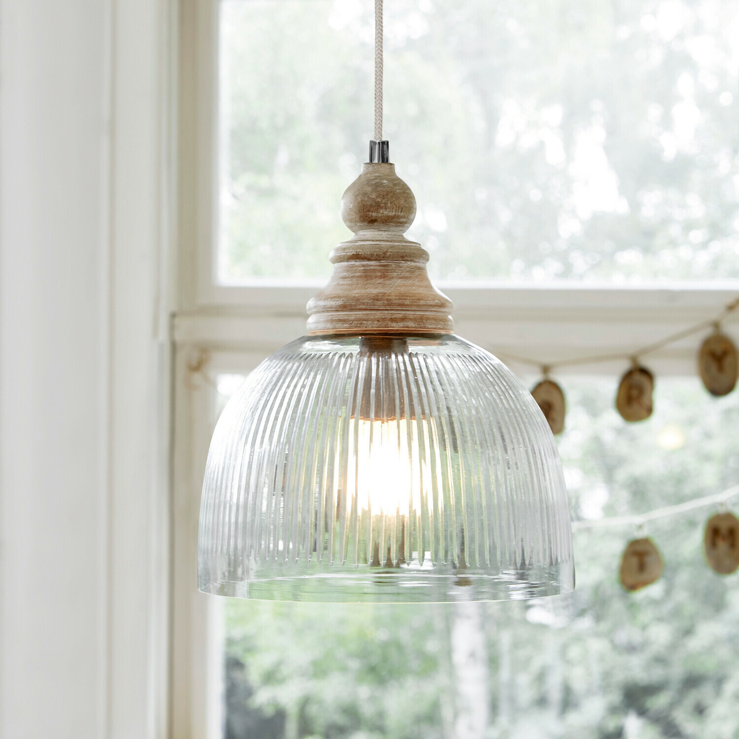 Lámpara colgante Lezáun Lámpara colgante de vidrio estriado transparente y madera natural para interiores vintage