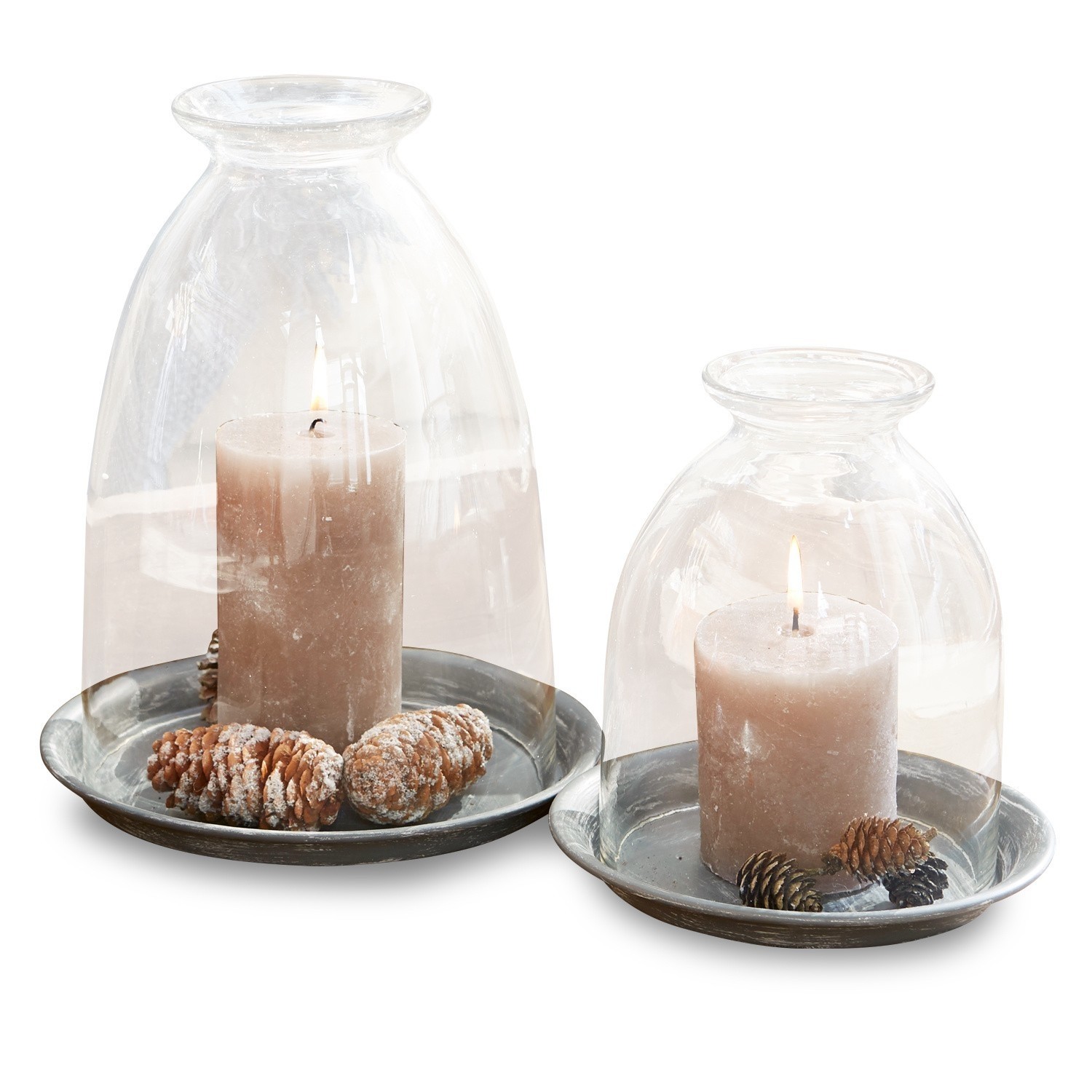 Set de 2 farolillos Gwendale Conjunto de dos velas bajo campanas de vidrio sobre bases metálicas con piñas decorativas