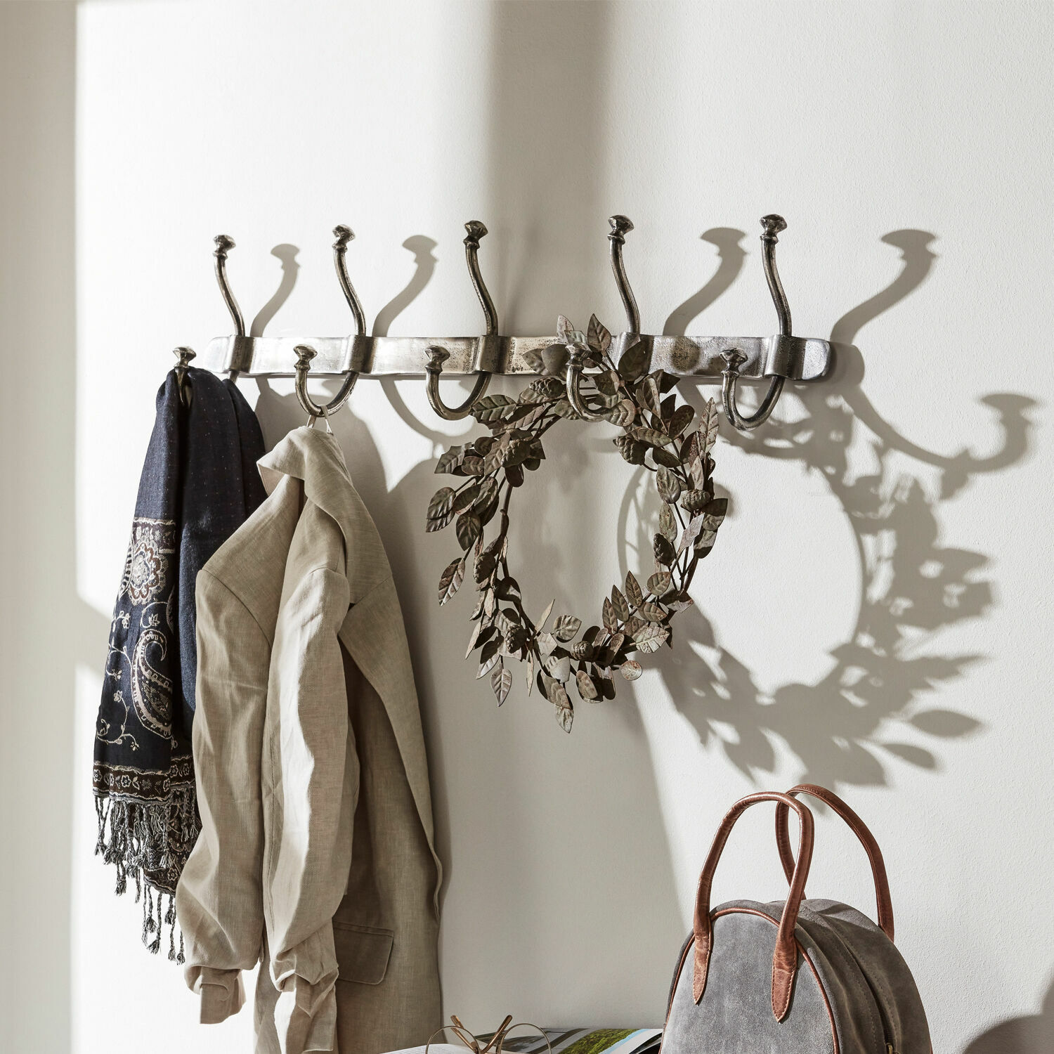 Perchero Pincé Perchero de pared metálico plateado con ocho ganchos, con abrigo y bufanda colgados