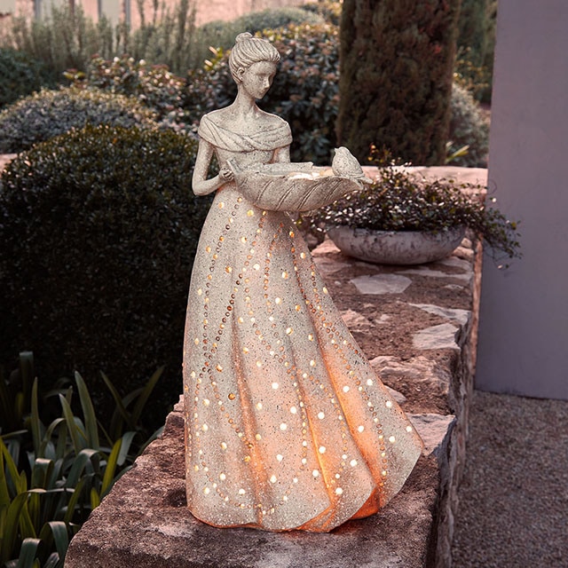 Lámpara decorativa de jardín en forma de mujer de piedra con luz cálida a través de los agujeros del vestido