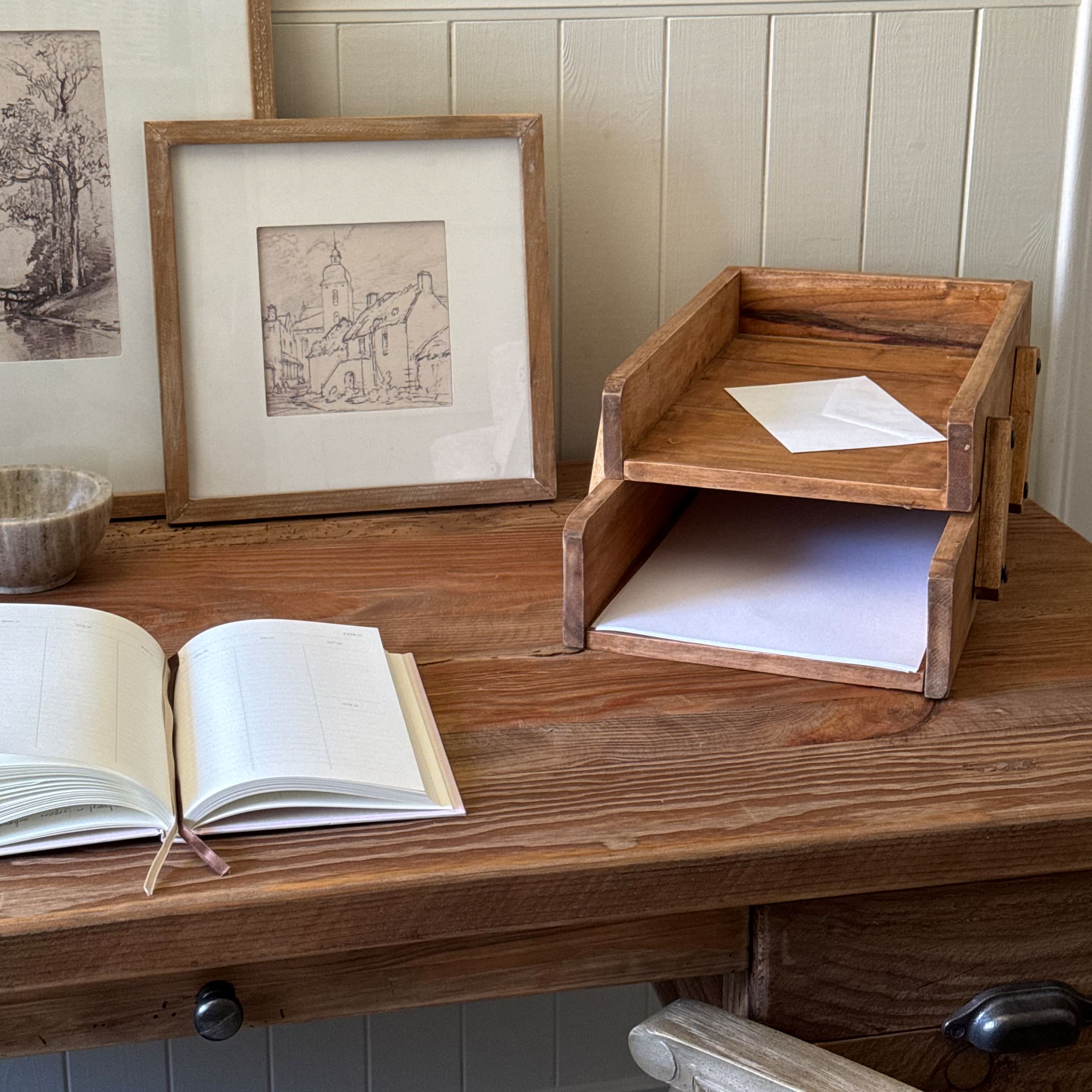 Organizador de escritorio de madera con dos bandejas y un sobre blanco, estilo rústico y color natural de la madera