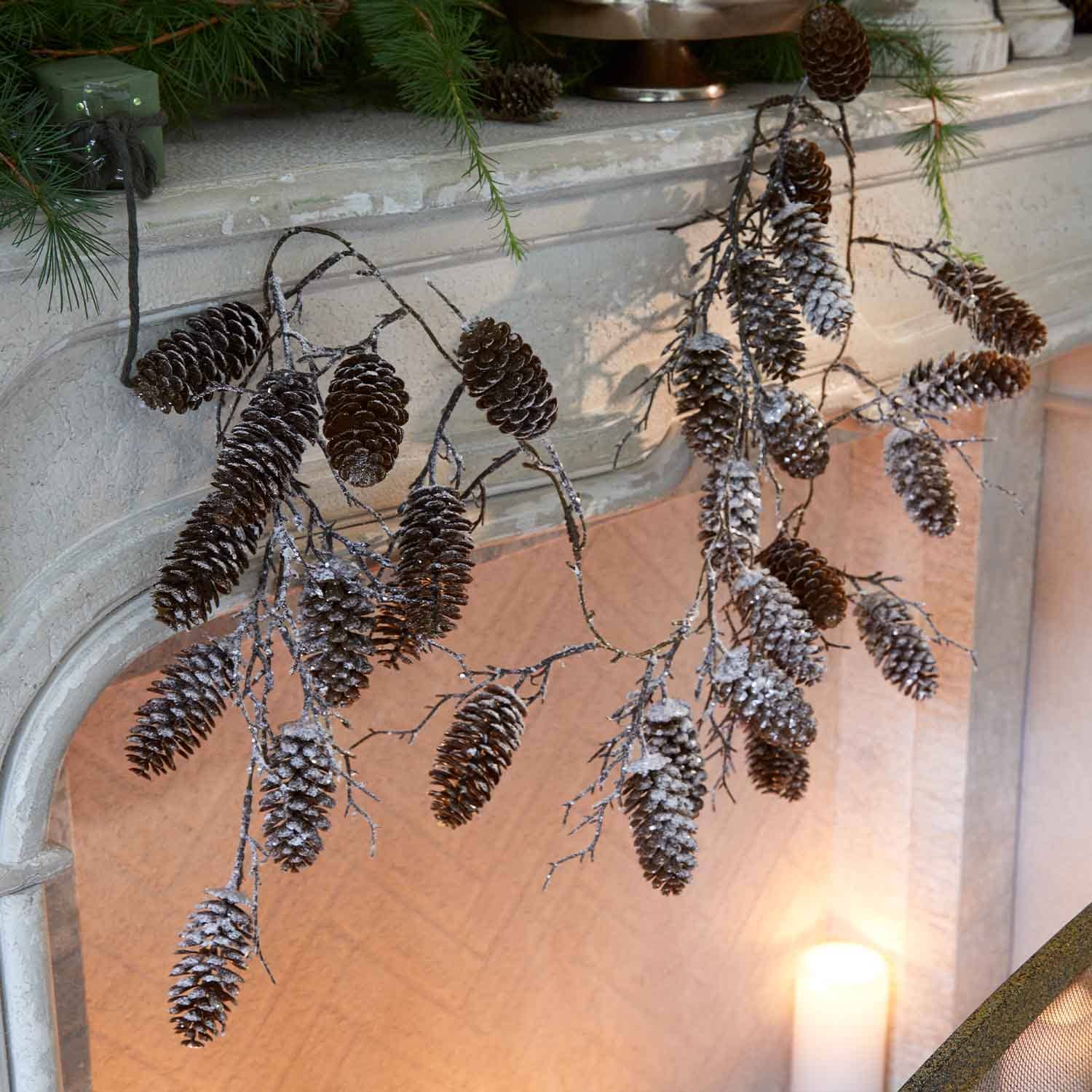 Ramas decorativas con piñas y nieve artificial para decoración navideña natural
