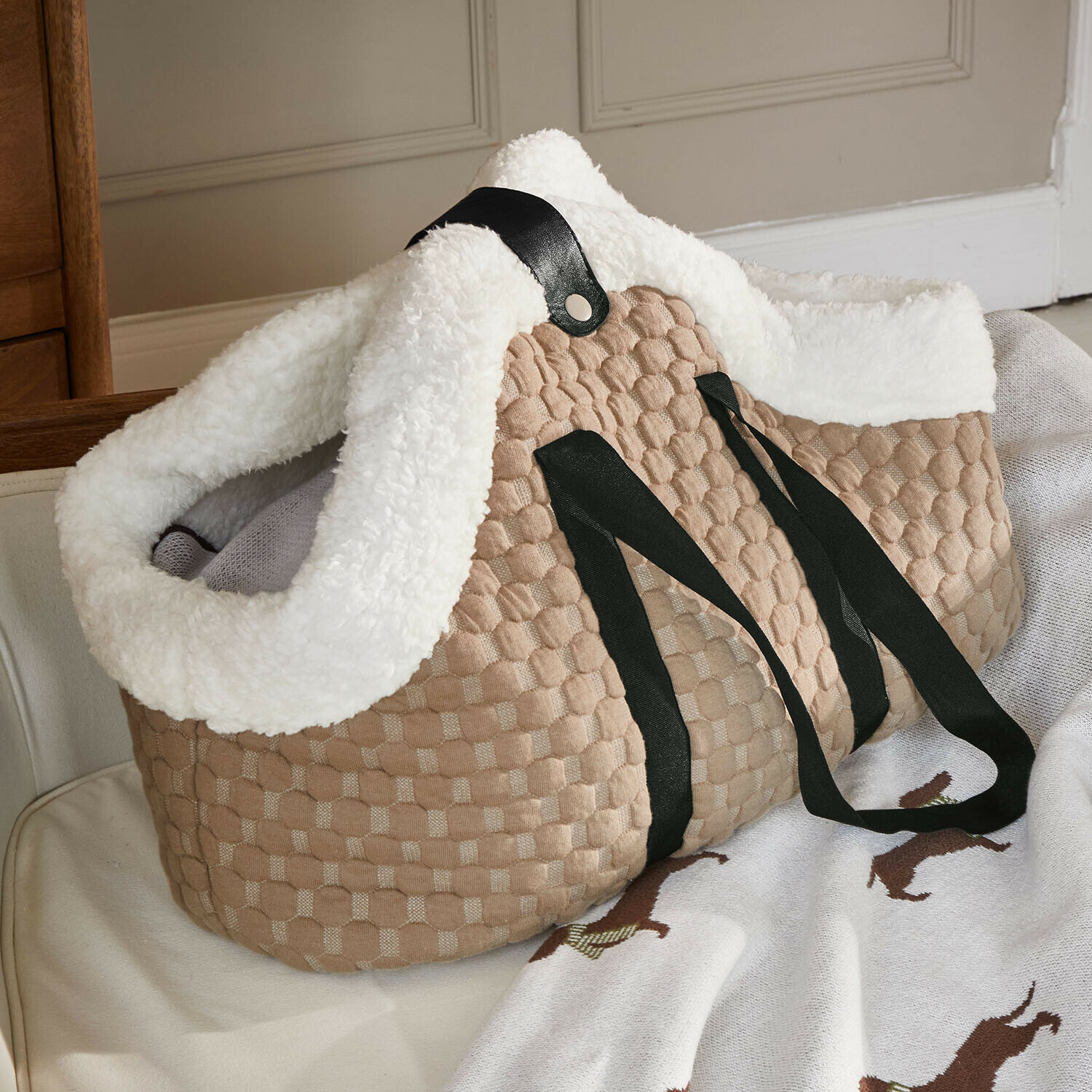 Bolsa para mascotas Brisette Bolsa acolchada beige con borde de piel sintética blanca y asas negras para uso diario