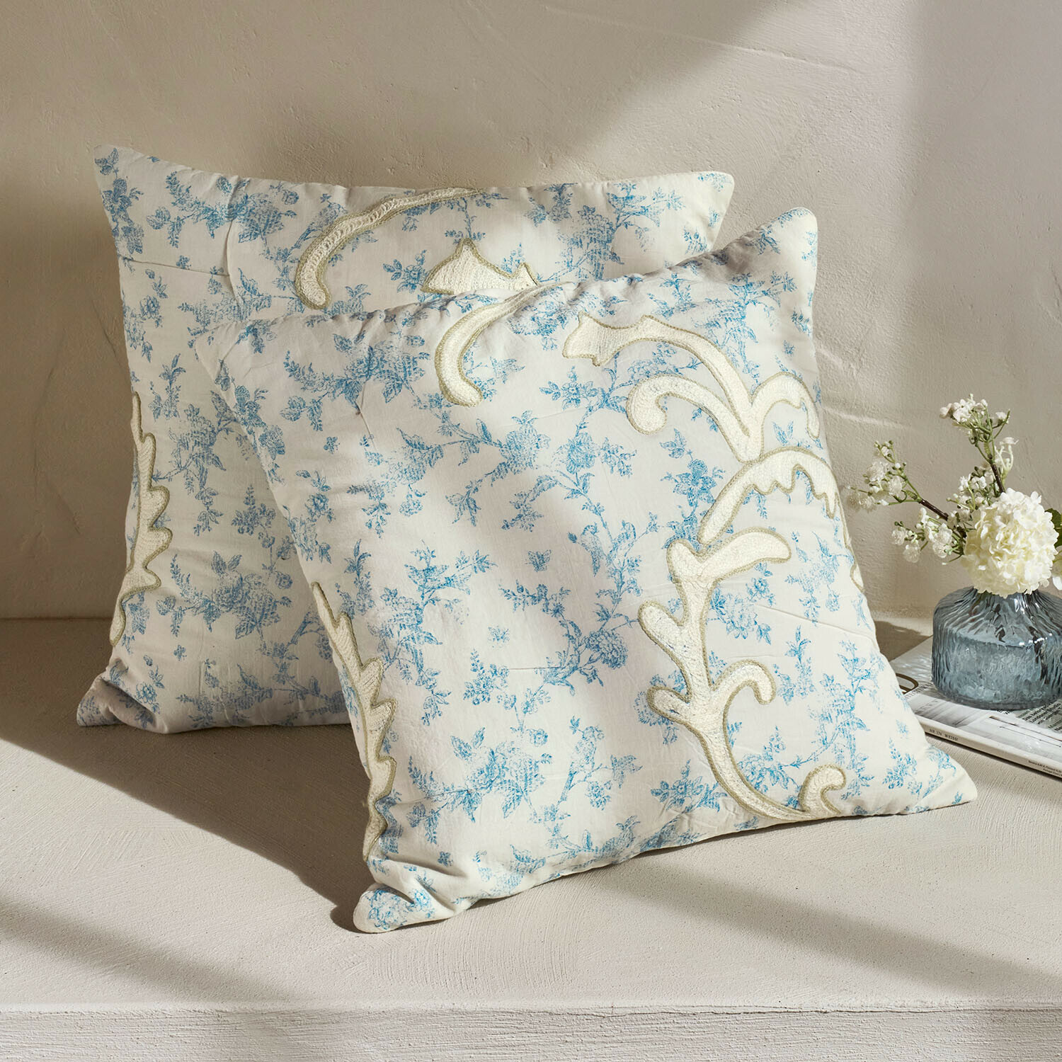 Set de 2 fundas de cojín Rocaille Étoilée Dos cojines decorativos de algodón crema con estampado floral azul y bordado elegante