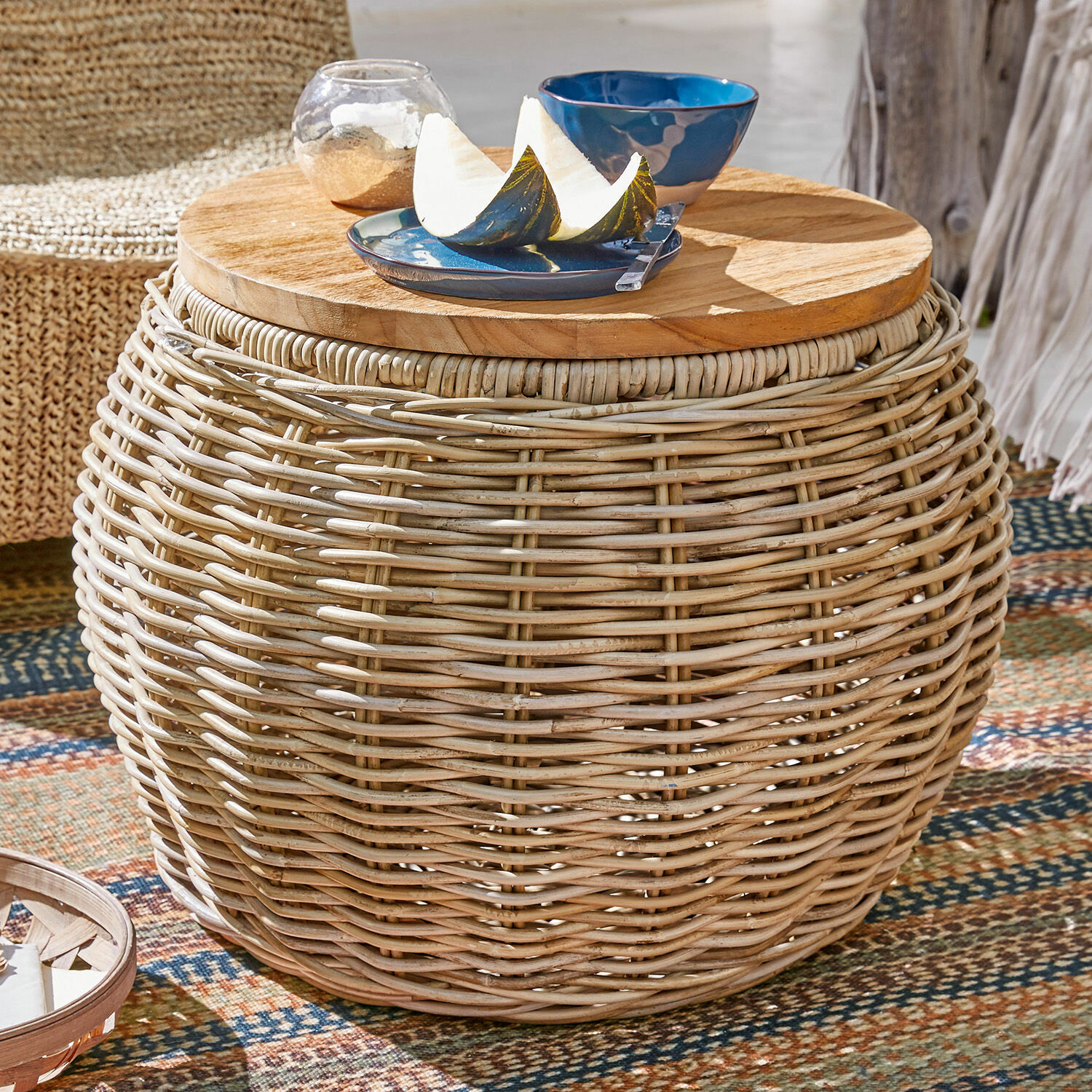 Mesa auxiliar Sartrouville Mesa redonda de ratán con tapa de madera natural, perfecta para terraza o balcón