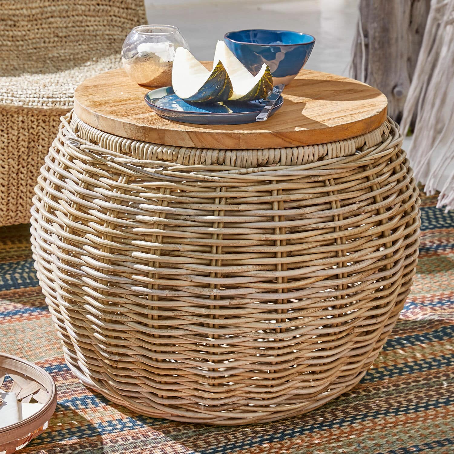 Mesa auxiliar Sartrouville Mesa redonda de ratán con tapa de madera natural, perfecta para terraza o balcón
