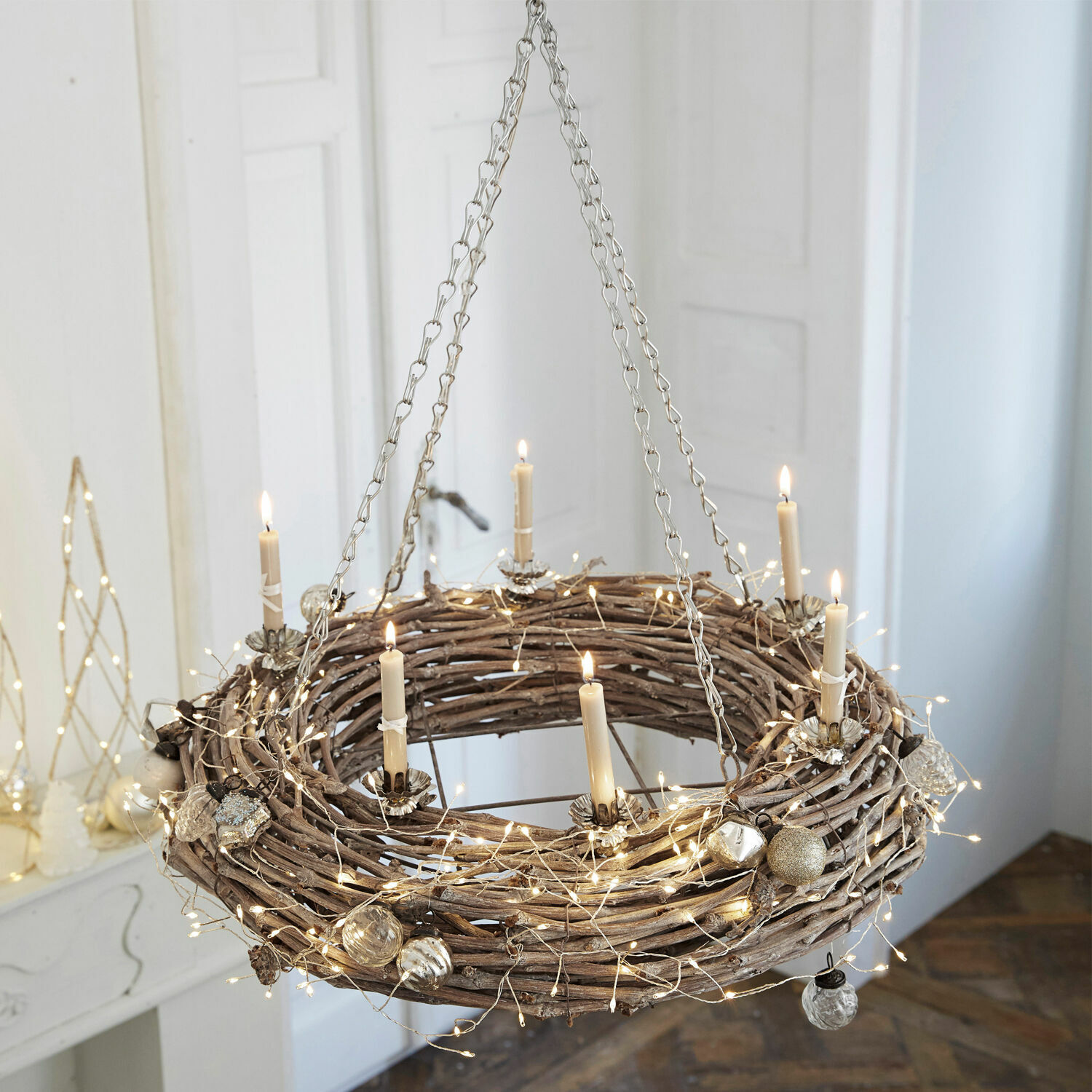 Corona Adré Corona colgante de ramas con velas blancas y luces LED para decoración interior