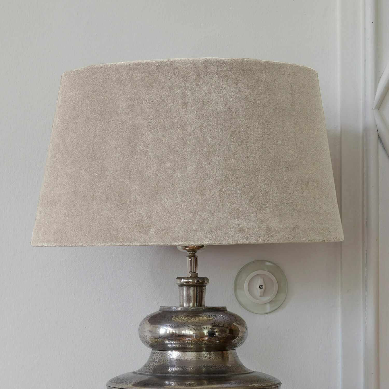 Pantalla de lámpara Boffas Lámpara de mesa con base metálica y pantalla de terciopelo beige para salón
