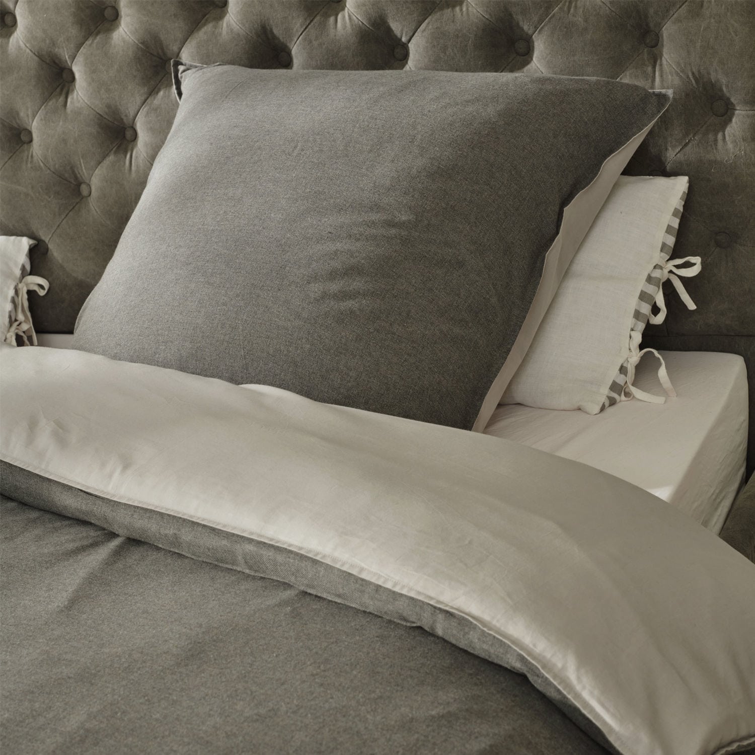 Ropa de cama Mynatt Ropa de cama gris de material suave sobre cama con cabecero capitoné, cómoda y elegante