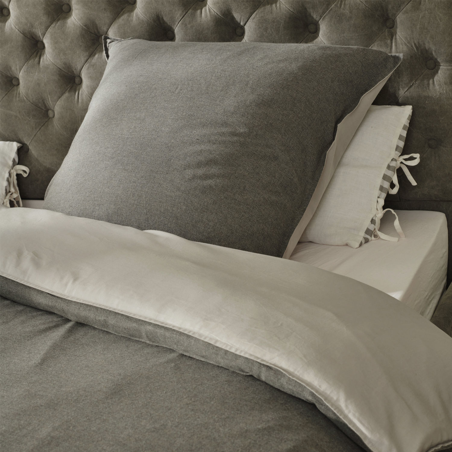 Ropa de cama Mynatt Ropa de cama gris de material suave sobre cama con cabecero capitoné, cómoda y elegante
