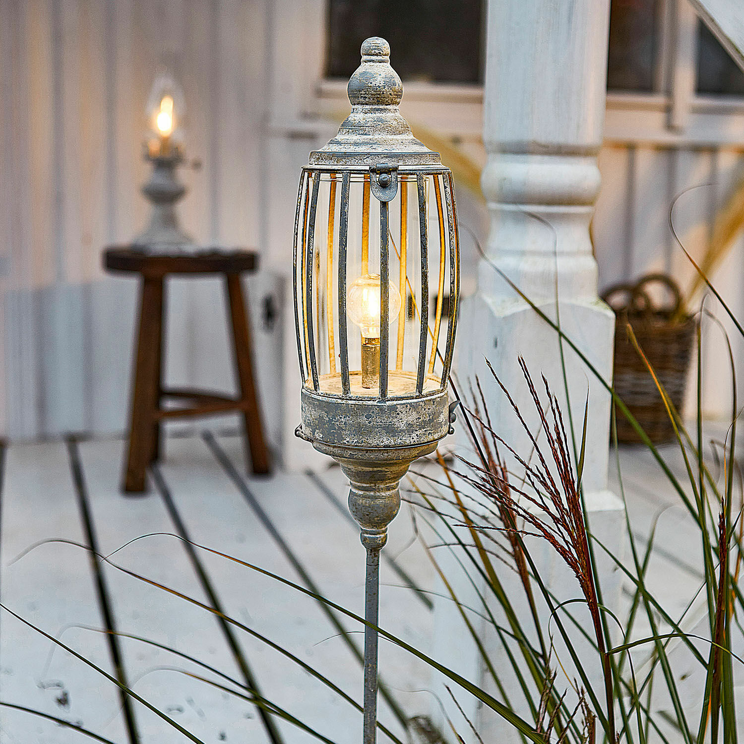 Farol LED recargable Lagia Lámpara de jardín de metal envejecido en plata con estaca, iluminación decorativa exterior vintage