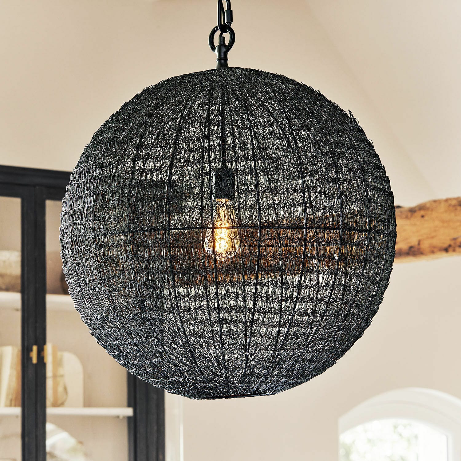 Lámpara colgante Castalune Lámpara colgante esférica de metal negro con estructura calada, iluminación moderna para interiores