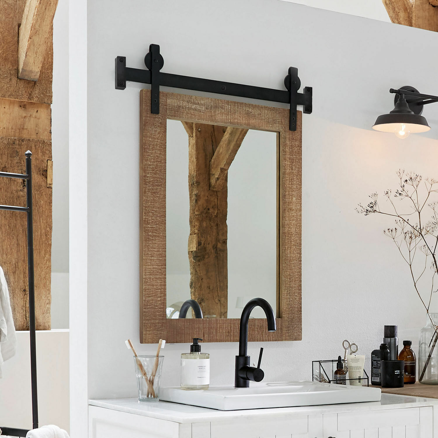 Espejo Taylors Island Espejo de baño con marco de madera y soporte metálico negro, estilo rústico