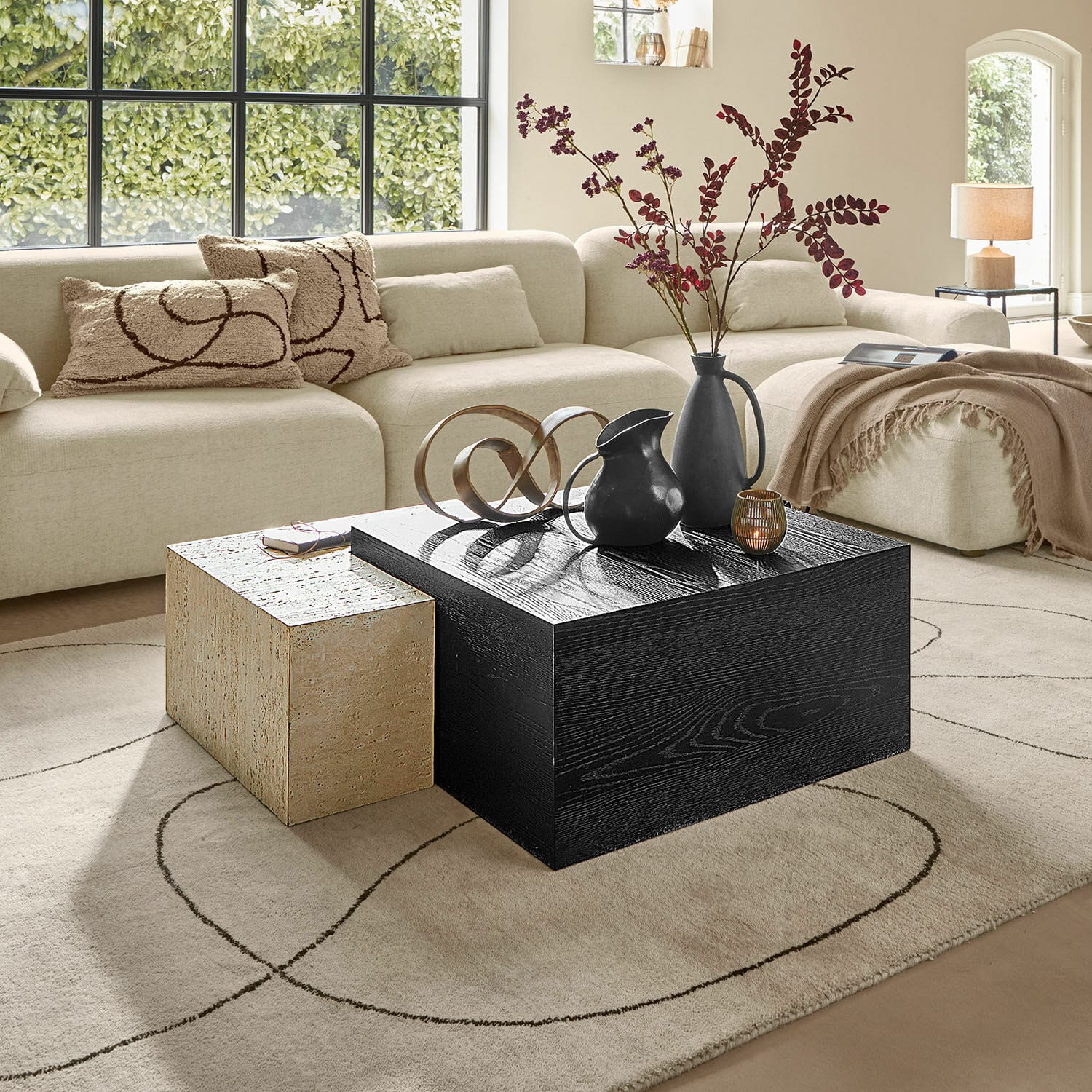 Mesa de centro Caleneuve Salón moderno con sofá beige y dos mesas de centro de madera y piedra, decoraciones sobre la mesa
