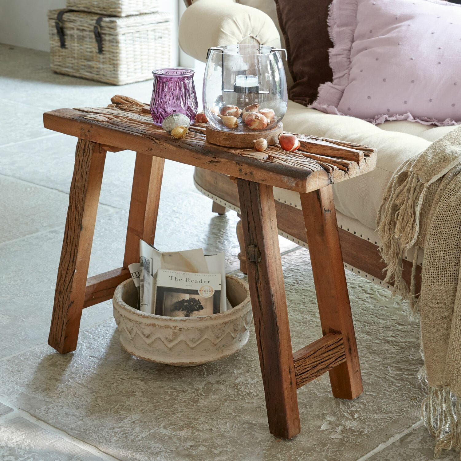 Mesa auxiliar Salinquas Mesa auxiliar rústica de madera con objetos decorativos y maceta en el suelo en sala de estar