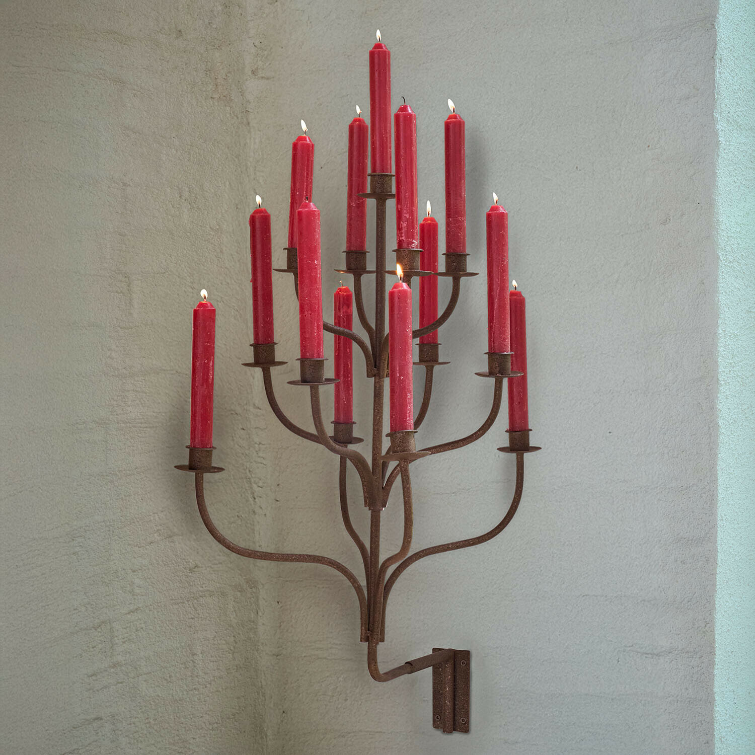 Portavelas de pared Ferelina Candelabro de pared de metal rústico con 15 velas rojas, decoración interior y luz ambiental