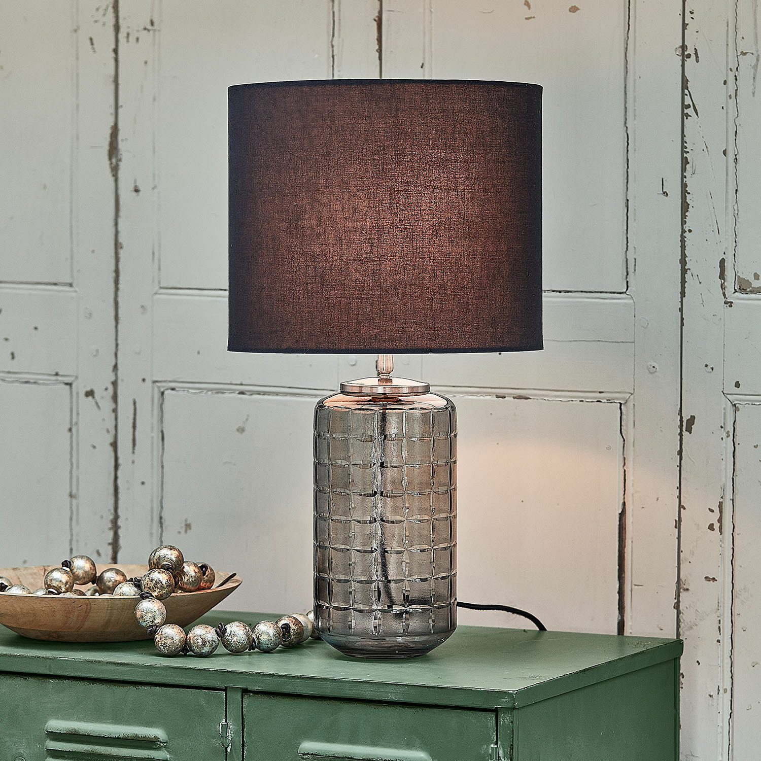 Lámpara de mesa Eldarion Lámpara de mesa de vidrio con pantalla oscura sobre mueble verde, iluminación decorativa para interiores