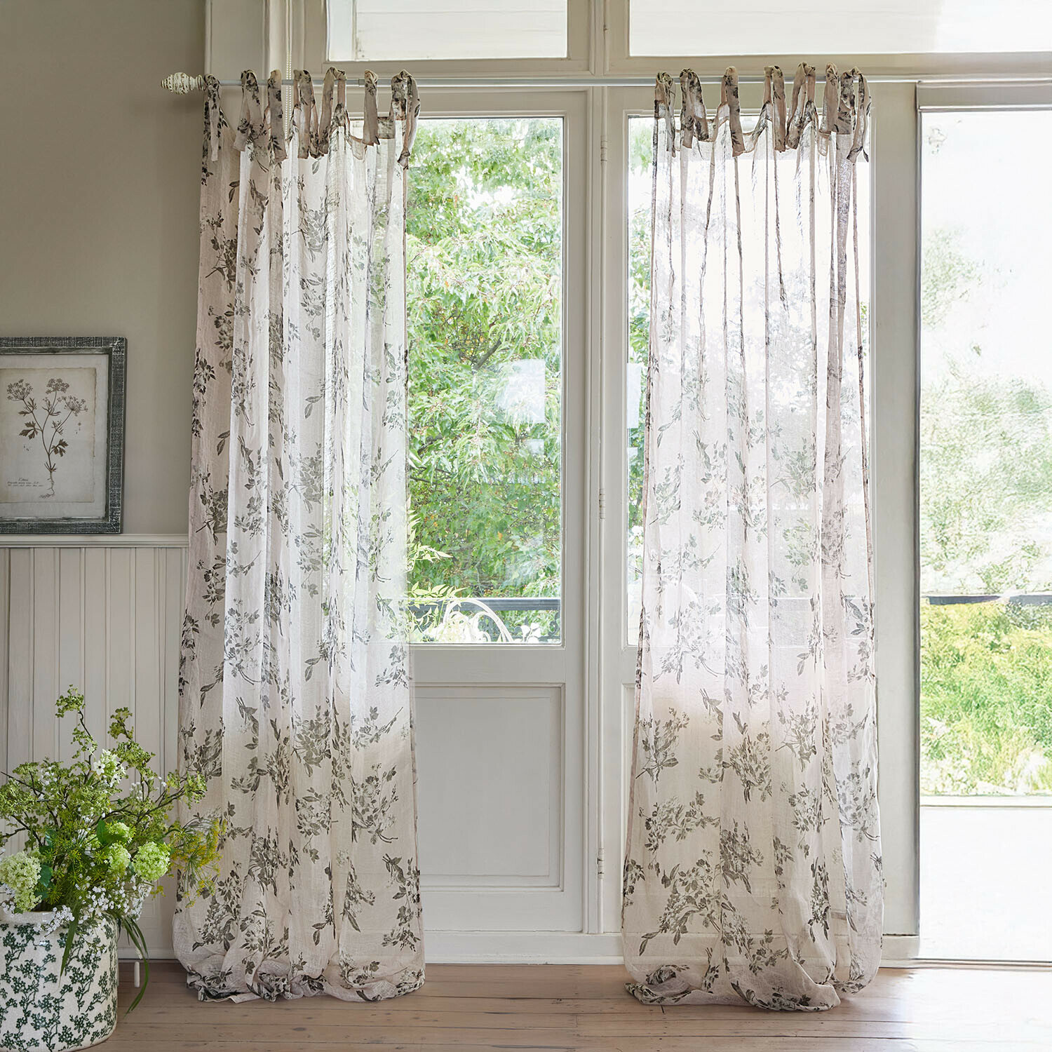 Cortina Chantrelle Cortinas translúcidas beige con delicado estampado floral para ambiente luminoso y natural